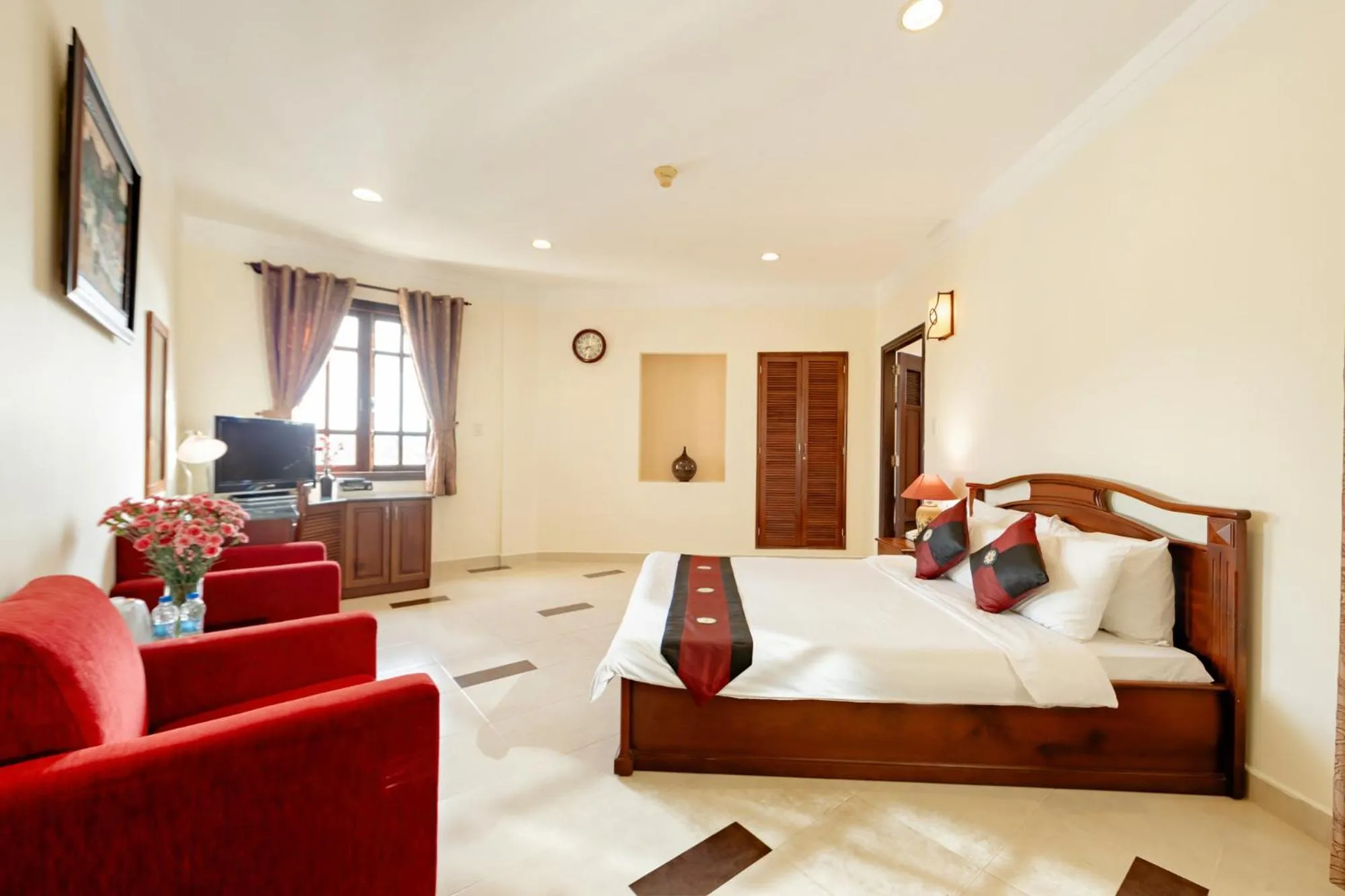 Photo of the whole room, Bed in Hùng Phong Hotel - Near Dalat Market