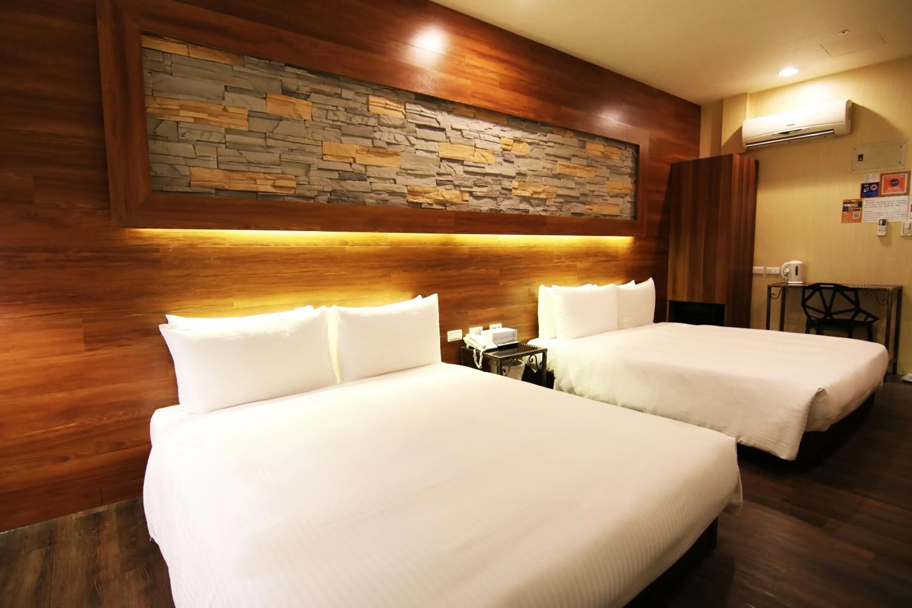 Photo of the whole room, Bed in LIHO Hotel Hankou