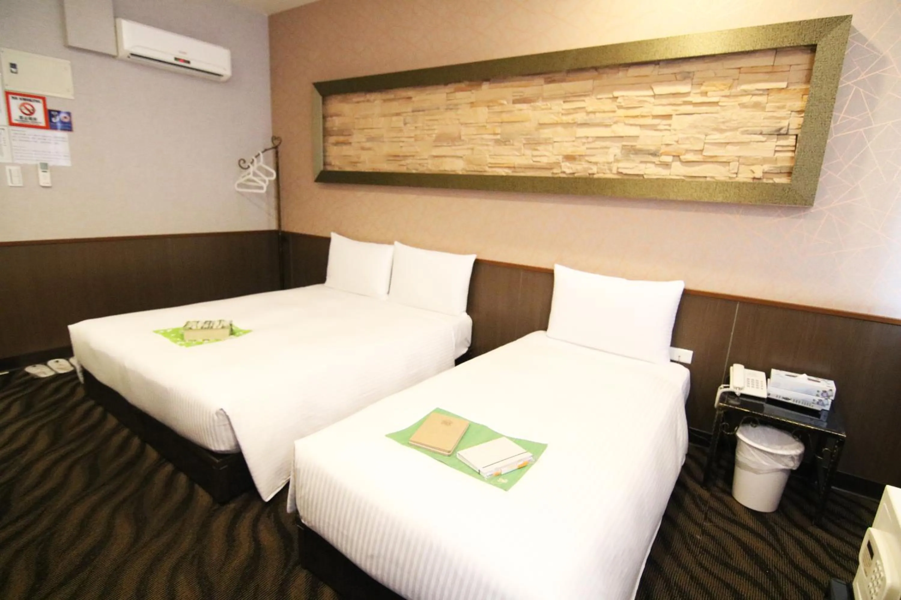 Photo of the whole room, Bed in LIHO Hotel Hankou