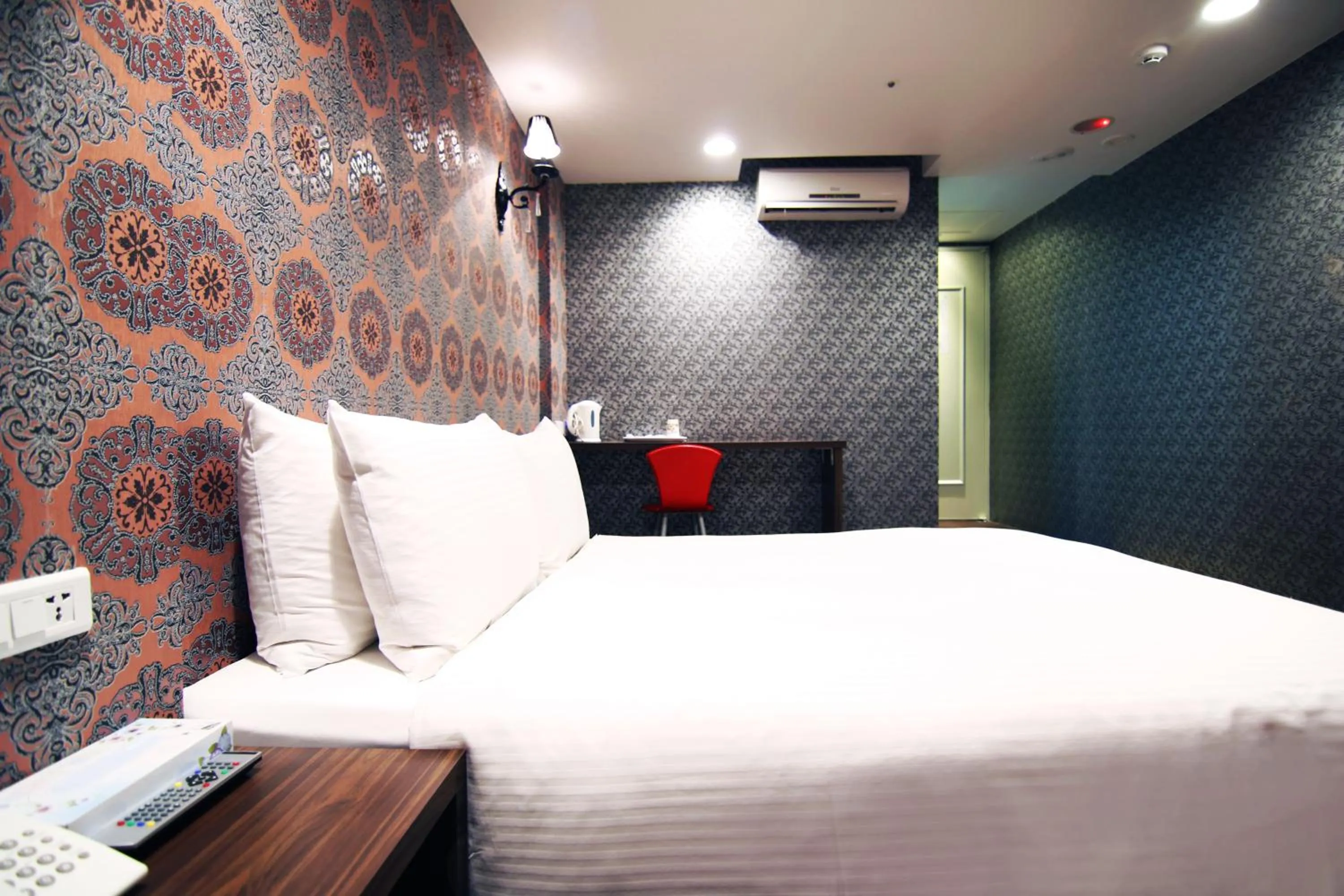 Photo of the whole room, Bed in LIHO Hotel Hankou