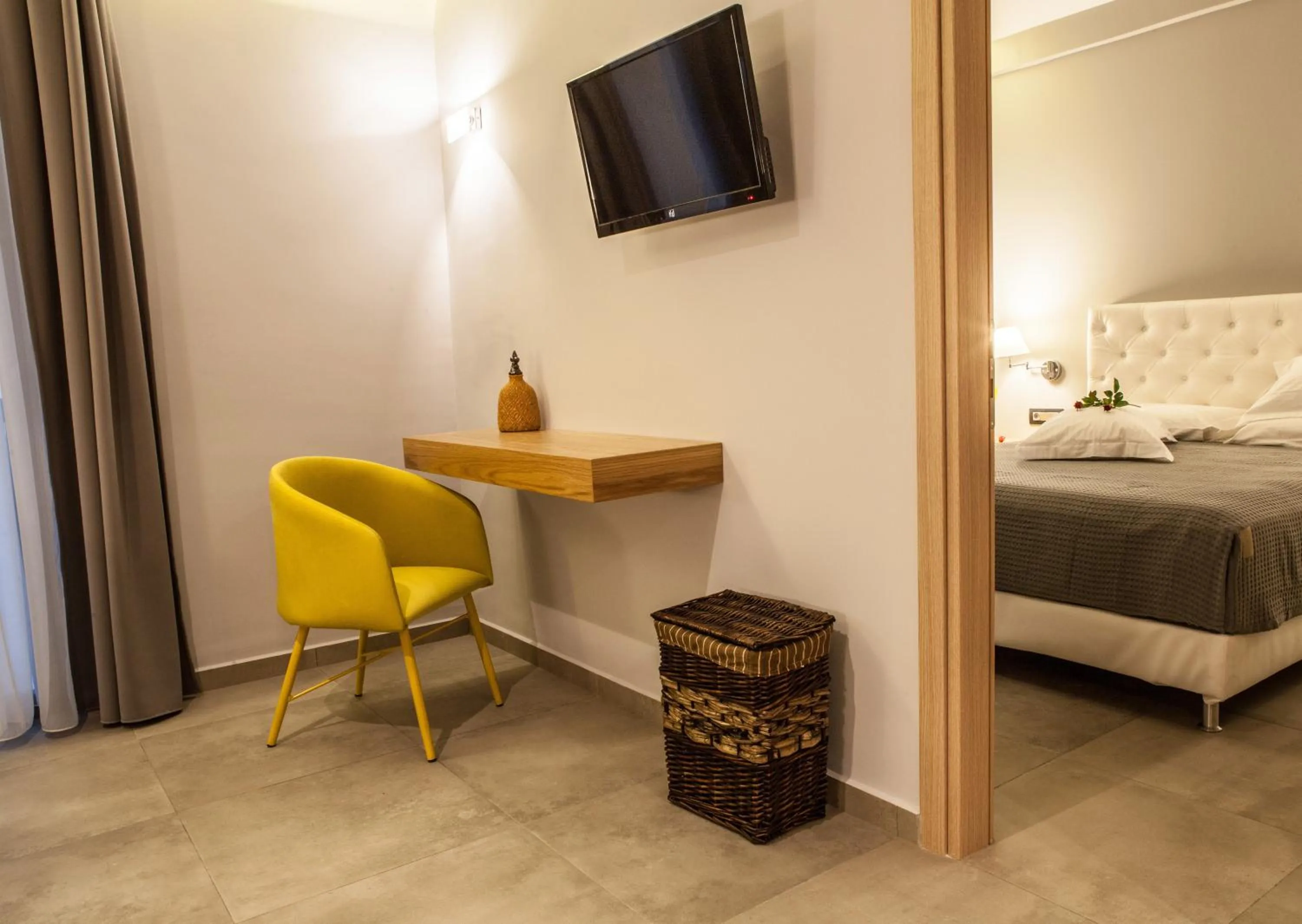 TV and multimedia, Bed in Anemos Rooms & Apartments