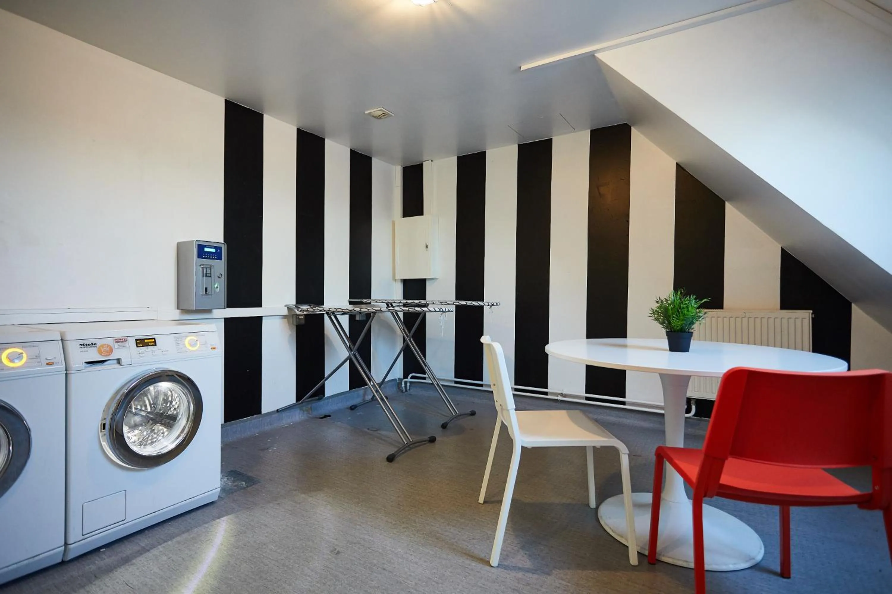 Communal lounge/ TV room in St Christopher's Inn Budget Hotel Paris - Gare du Nord