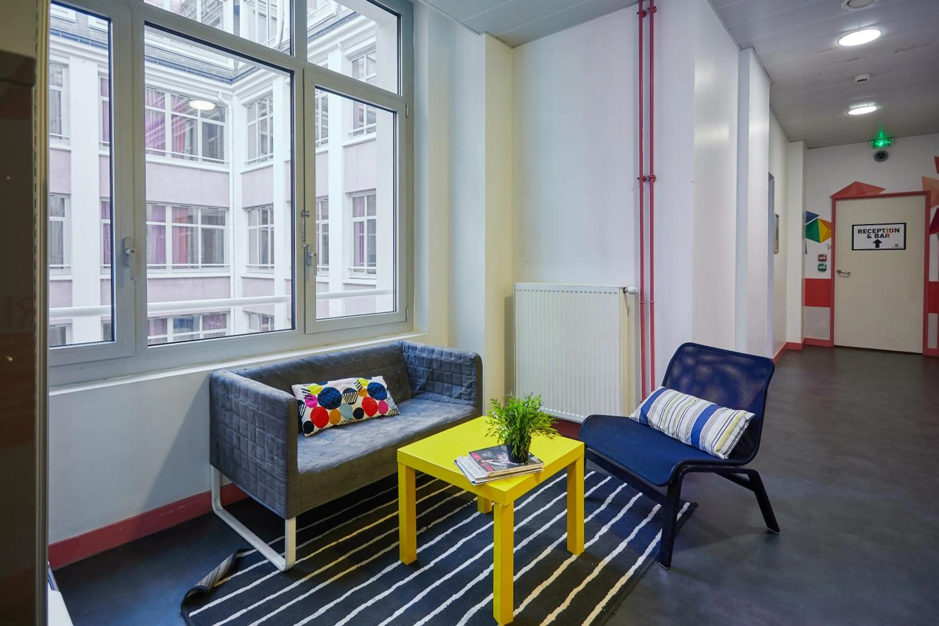 Communal lounge/ TV room in St Christopher's Inn Budget Hotel Paris - Gare du Nord