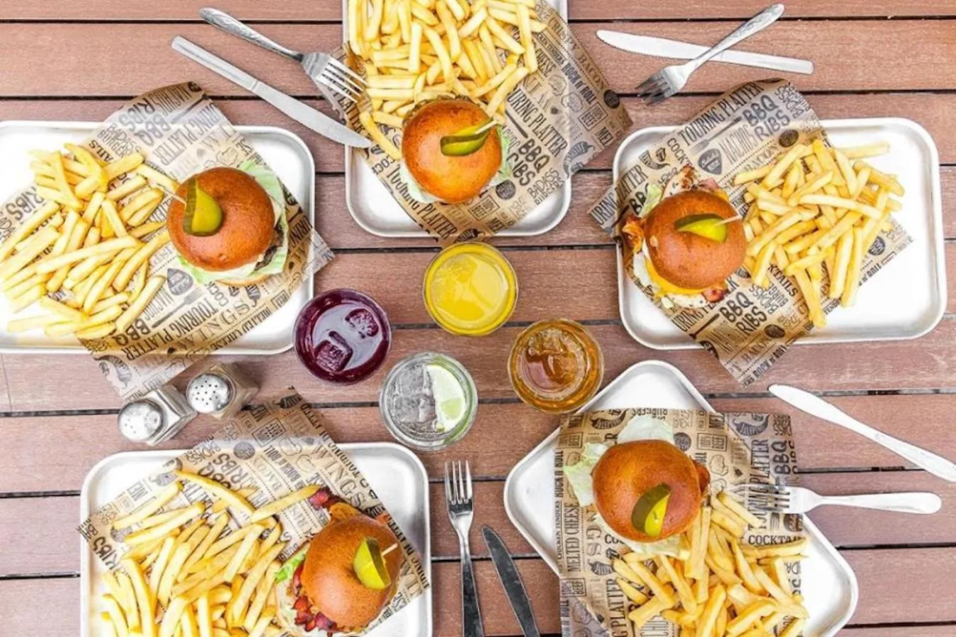 Food and drinks in St Christopher's Inn Budget Hotel Paris - Gare du Nord