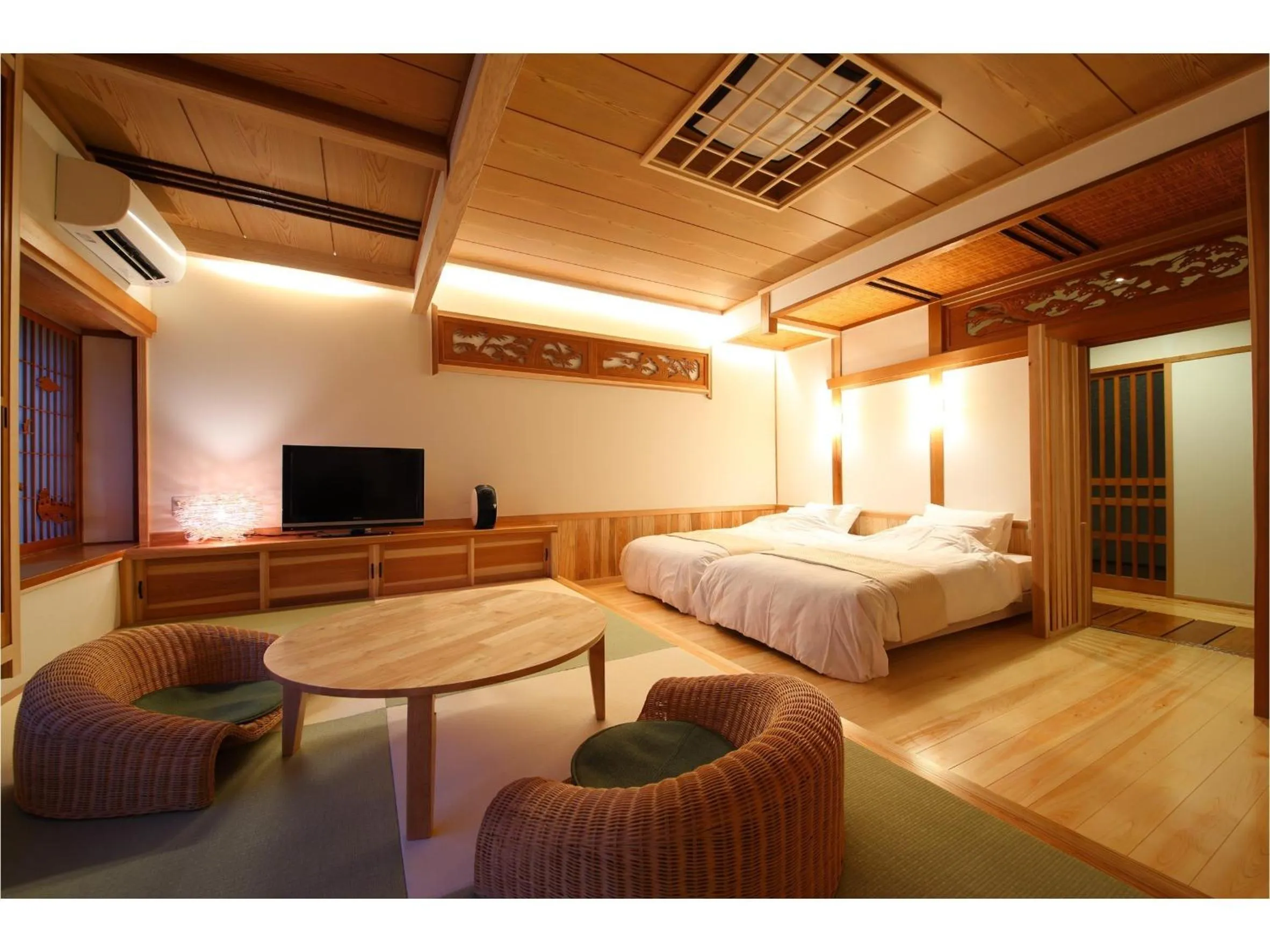 Seating area, Bed in Kakureisen