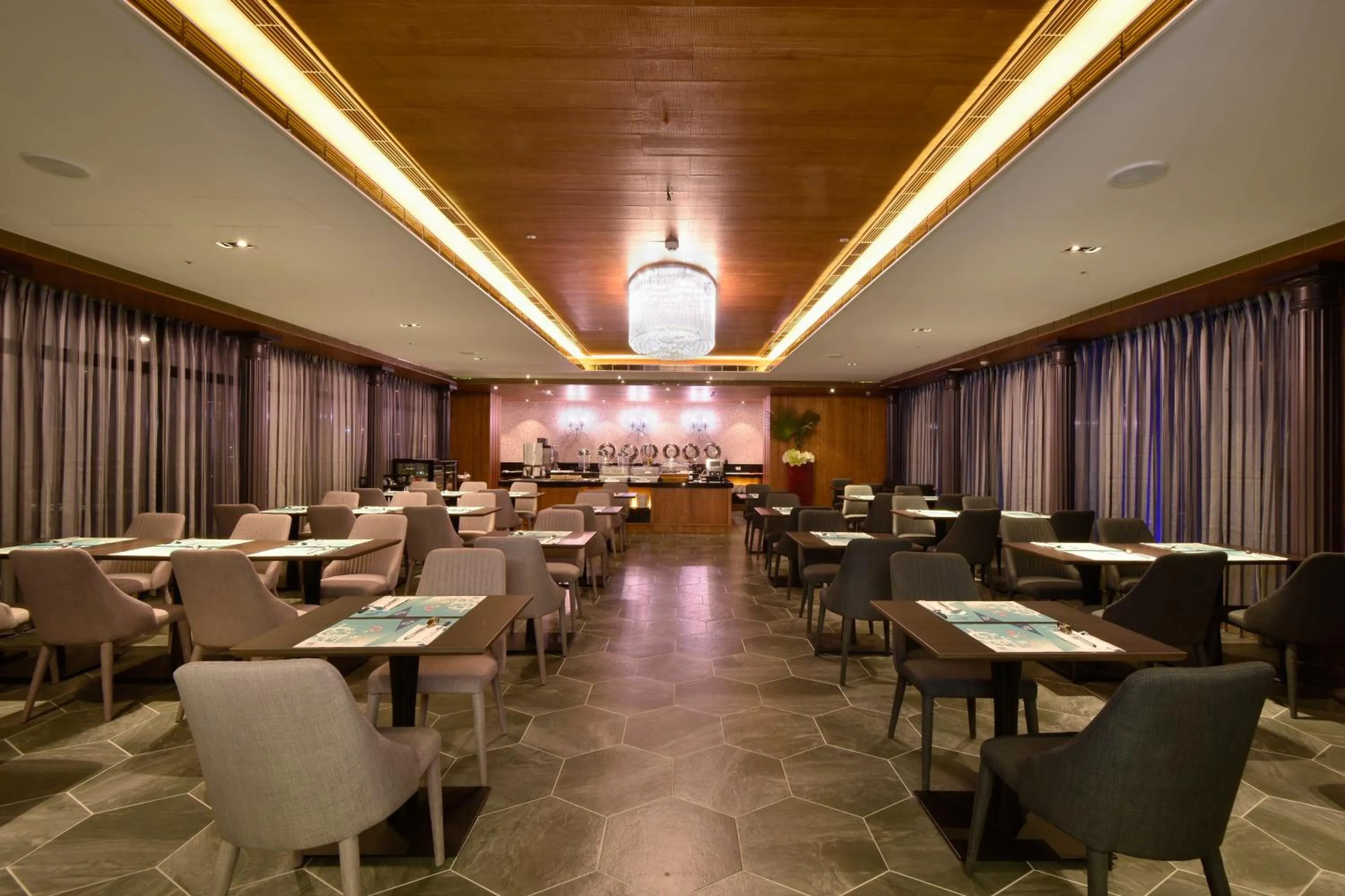 Restaurant/places to eat in U-Her Hotel