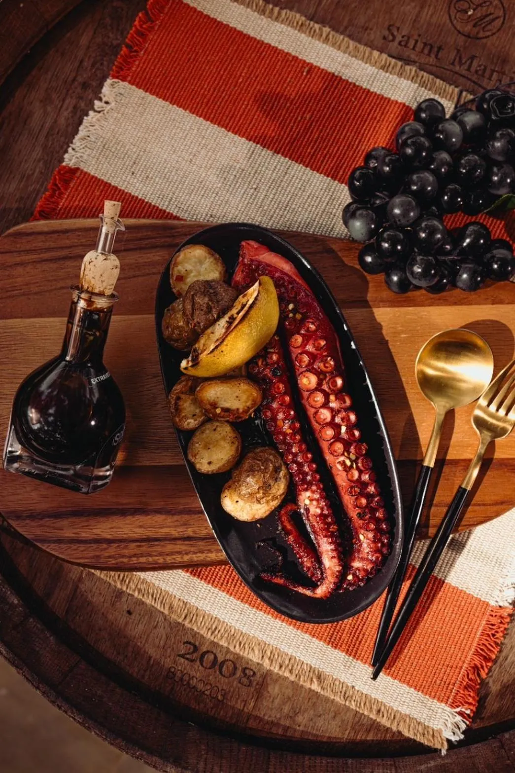 Food and drinks in Issara Boutique Winery Hotel