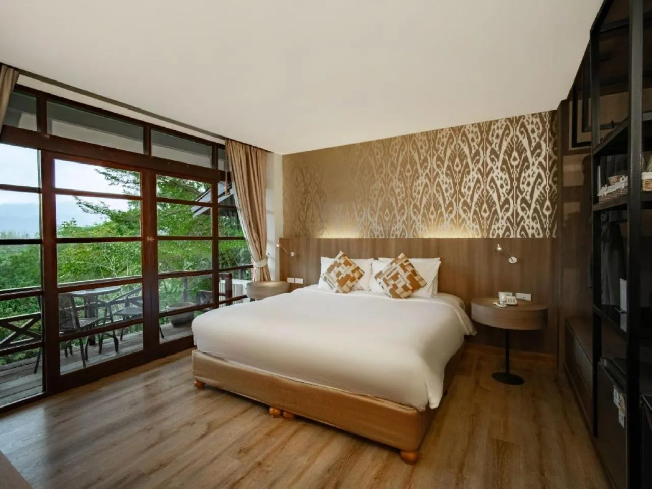 Bed in Issara Boutique Winery Hotel