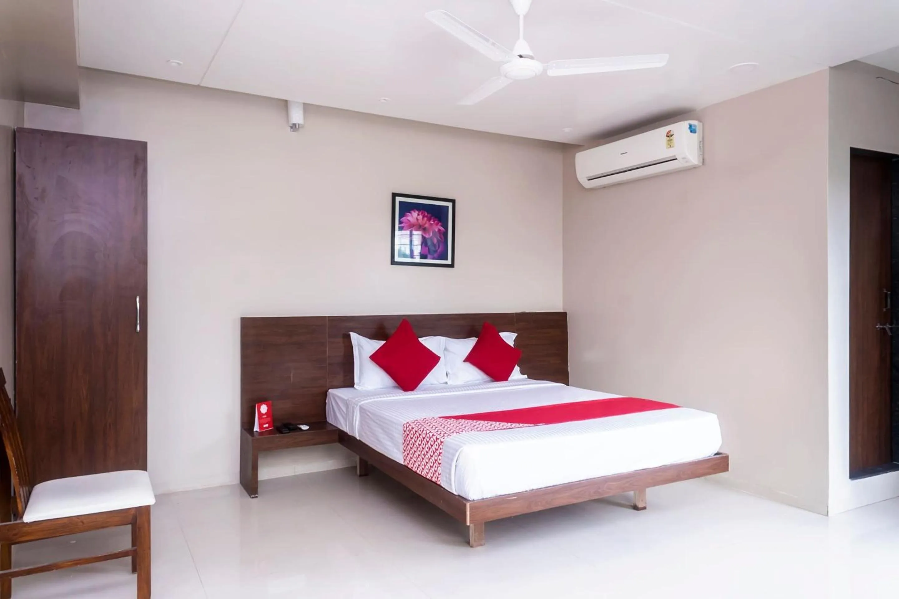 Bedroom in Hotel O Grand Pune