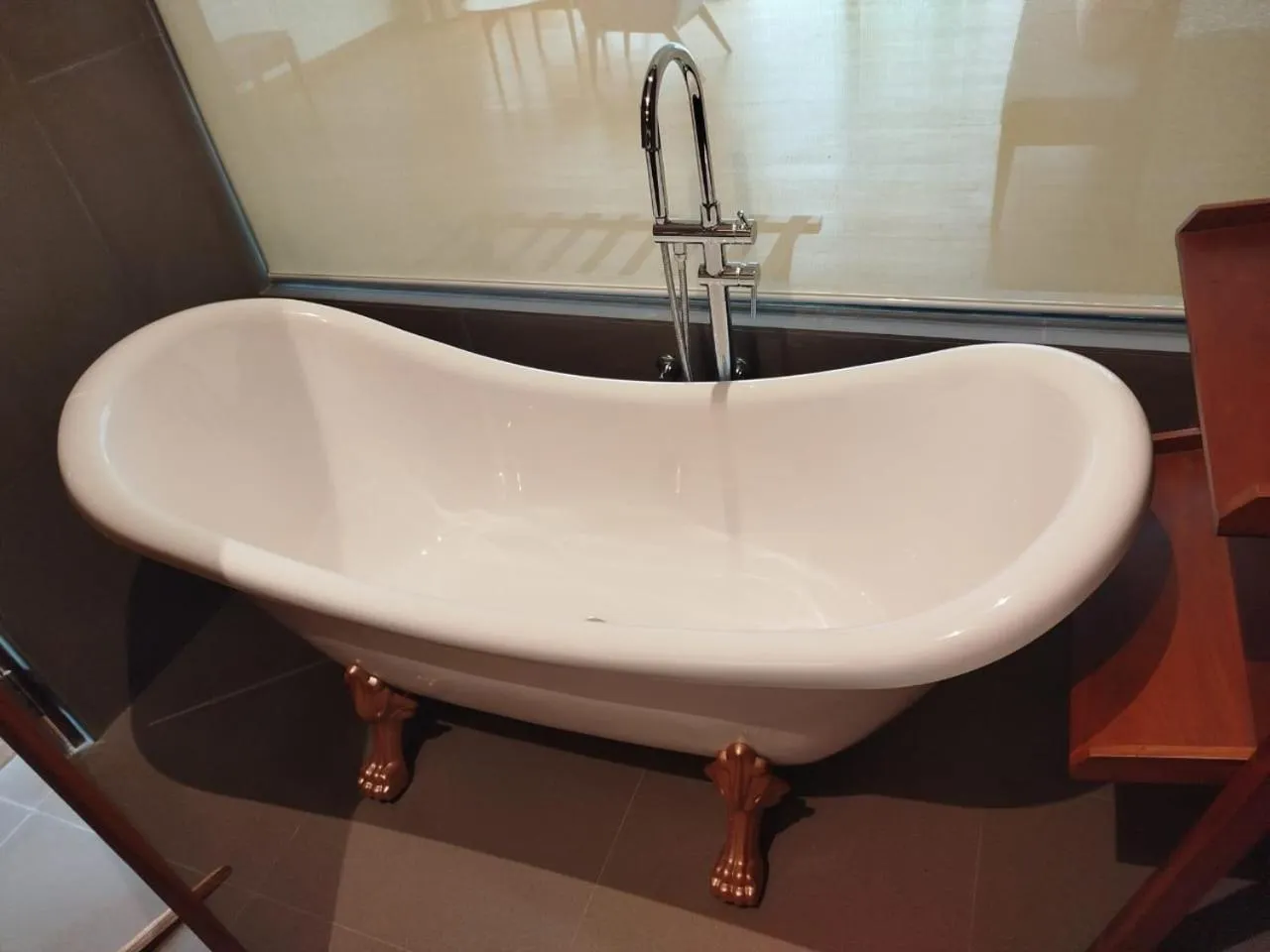 Bath in Oak Ray Tea Bush