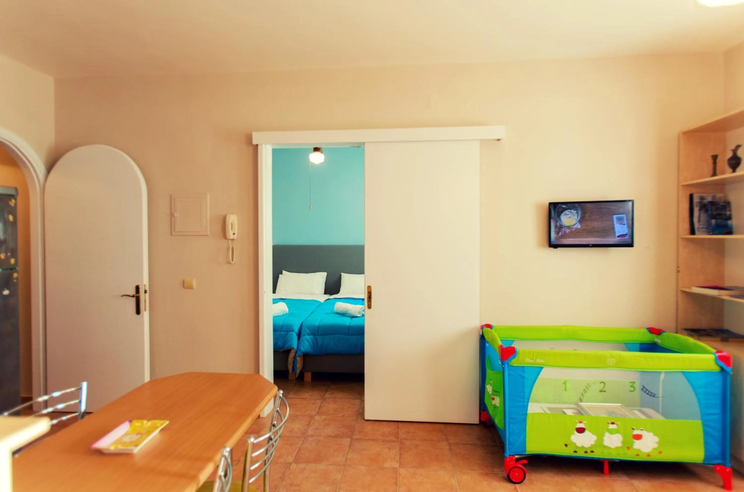 Kitchen or kitchenette, Bed in Sunshine Resort