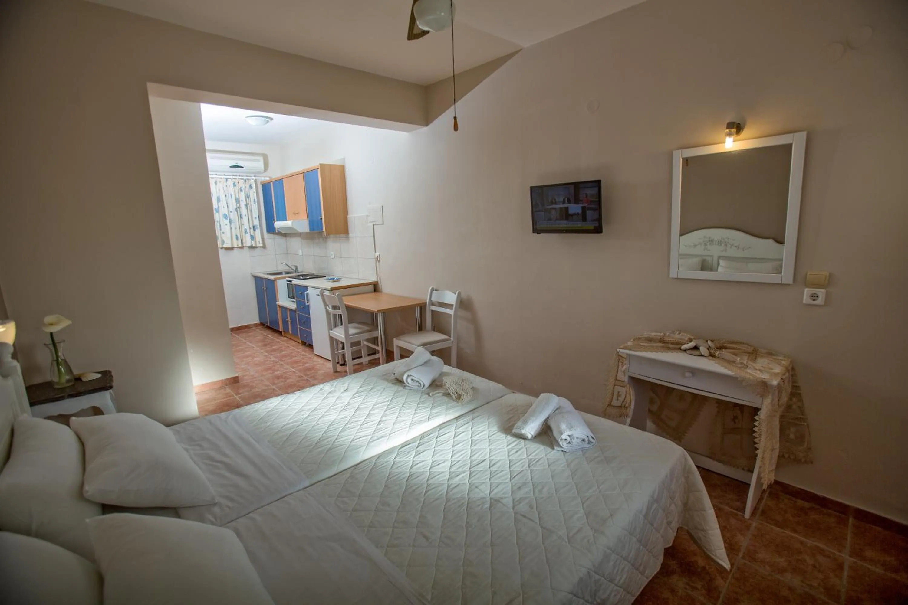 Photo of the whole room, Bed in Sunshine Resort