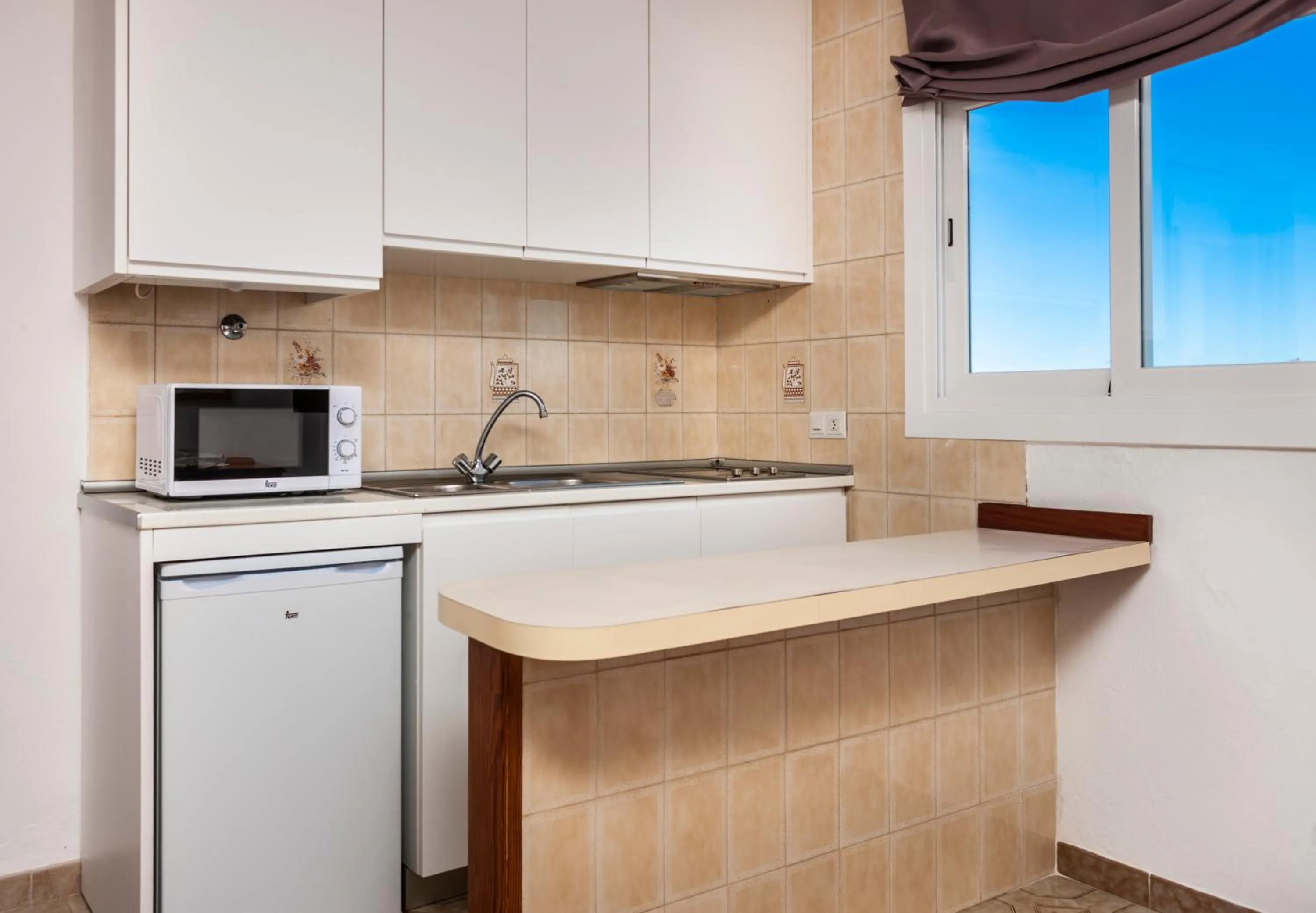 Kitchen or kitchenette in Apartamentos Charlys Can Picafort