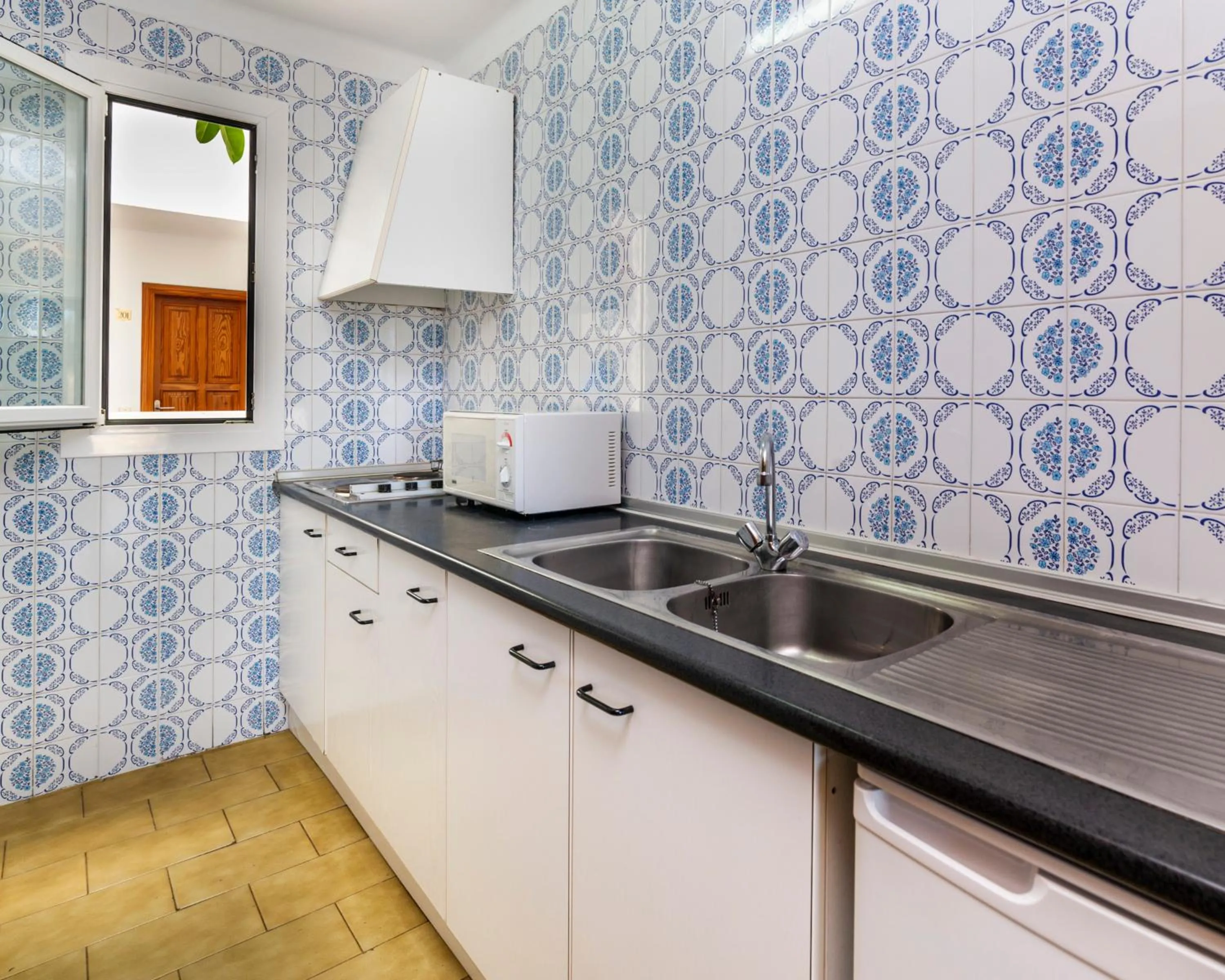 Kitchen or kitchenette in Apartamentos Charlys Can Picafort