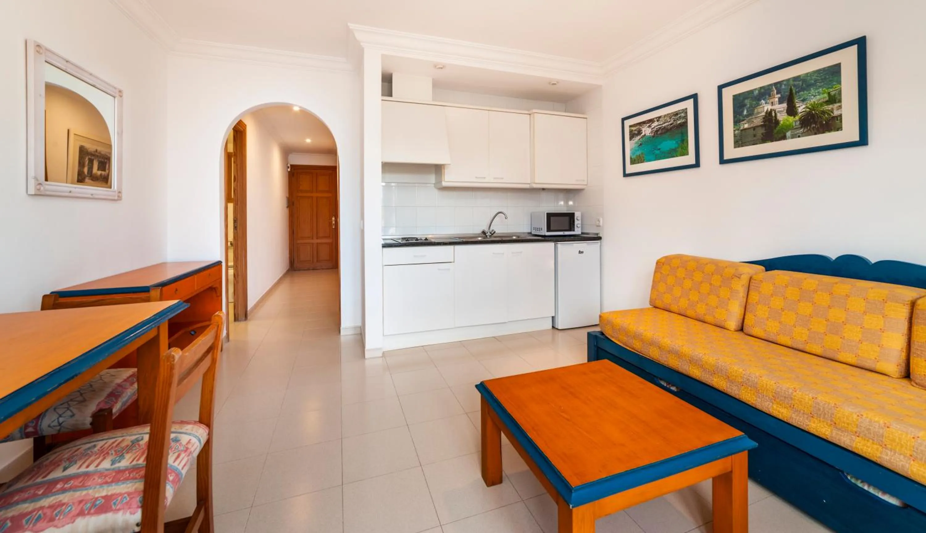 Kitchen or kitchenette in Apartamentos Charlys Can Picafort