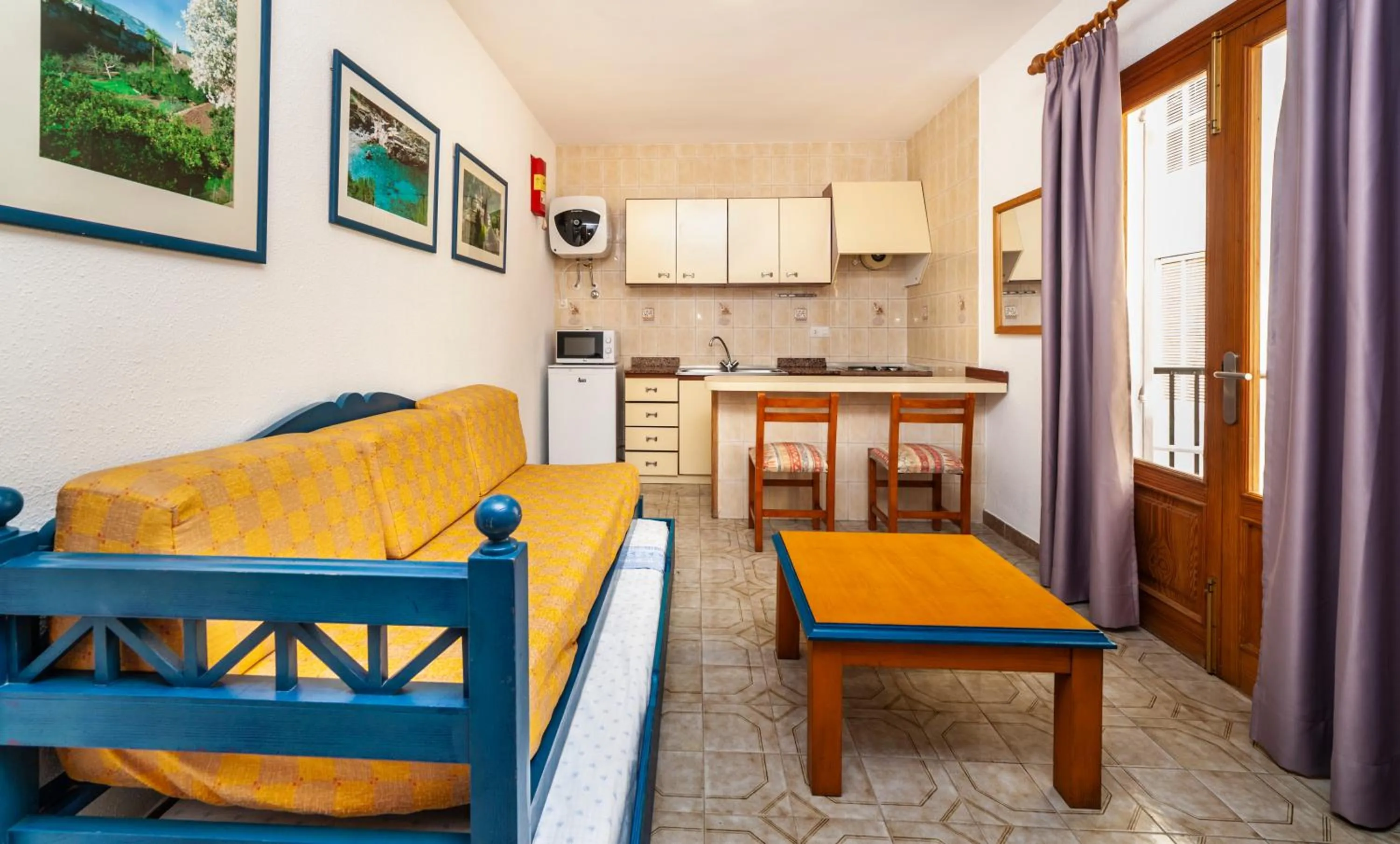 Kitchen or kitchenette in Apartamentos Charlys Can Picafort