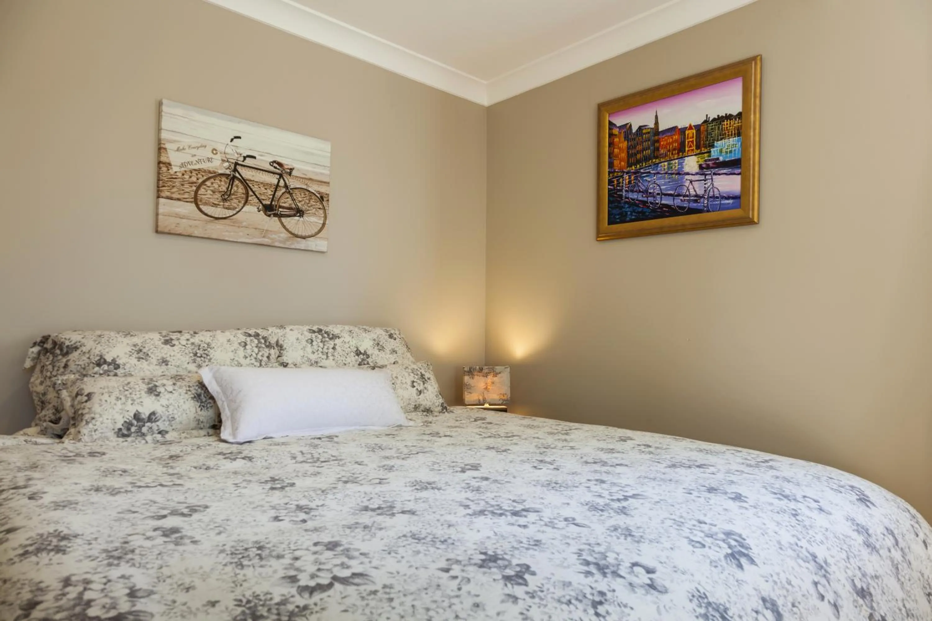 Decorative detail, Bed in Trout 'n' Trail B&B