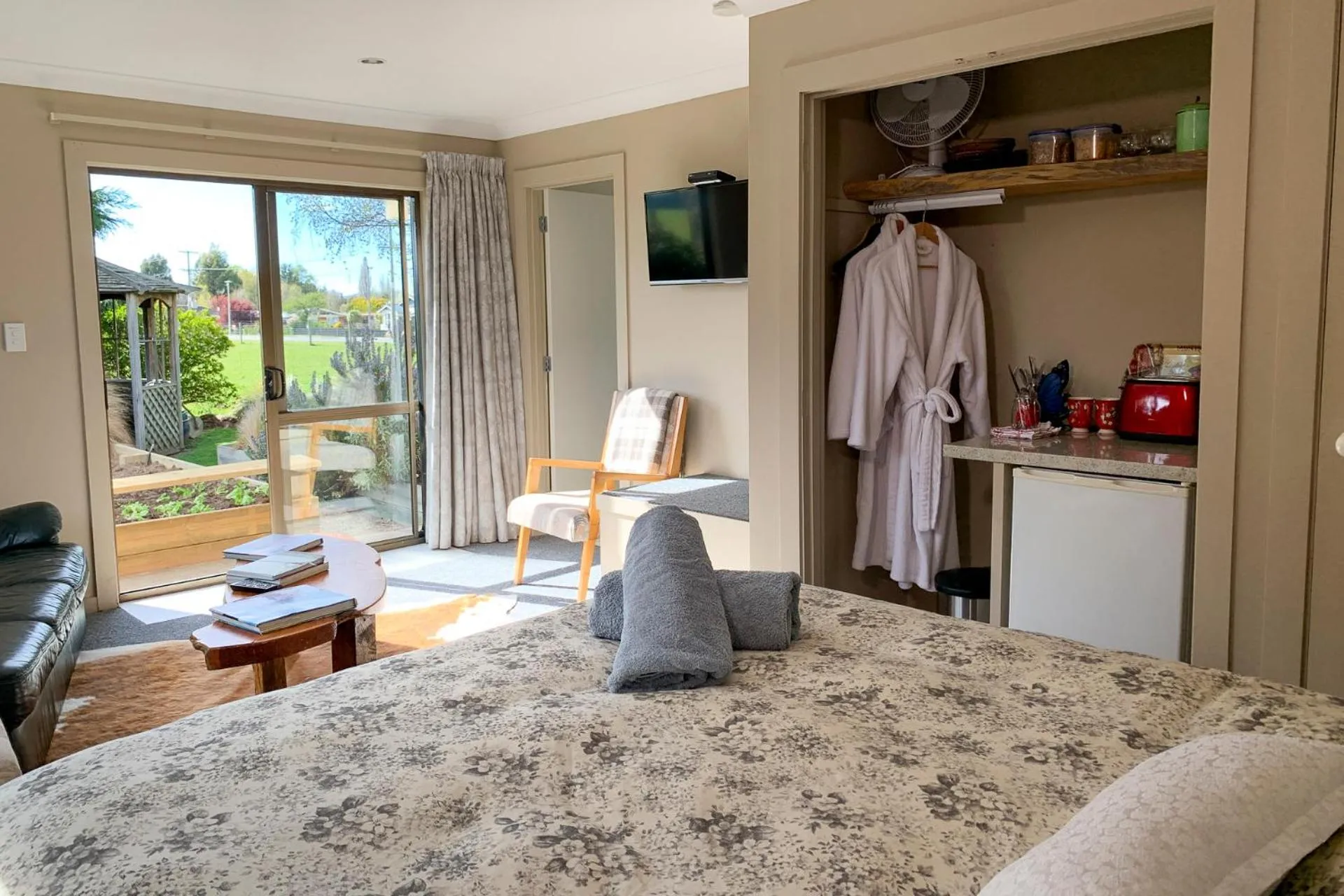 Bed in Trout 'n' Trail B&B