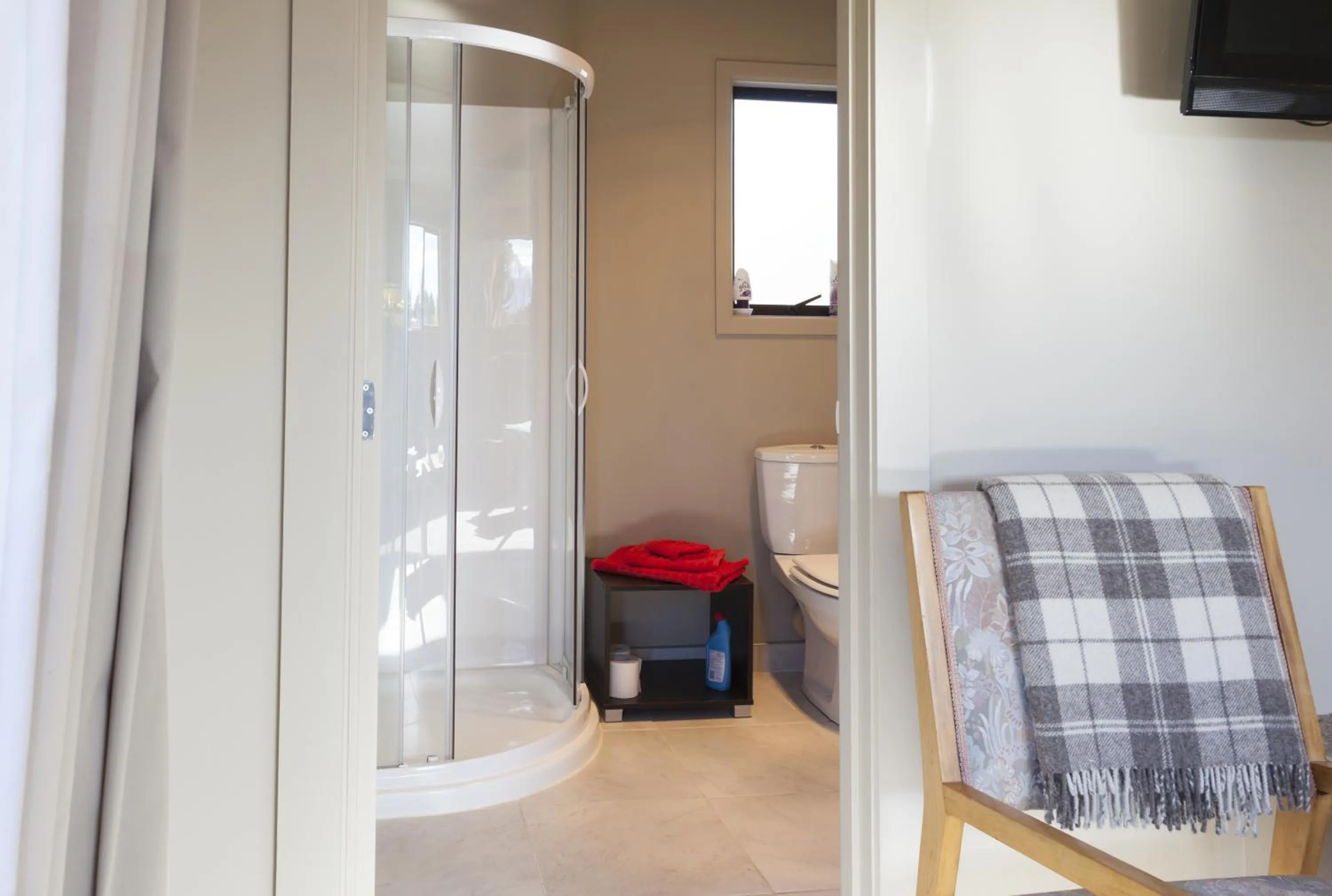 Bathroom, Bed in Trout 'n' Trail B&B