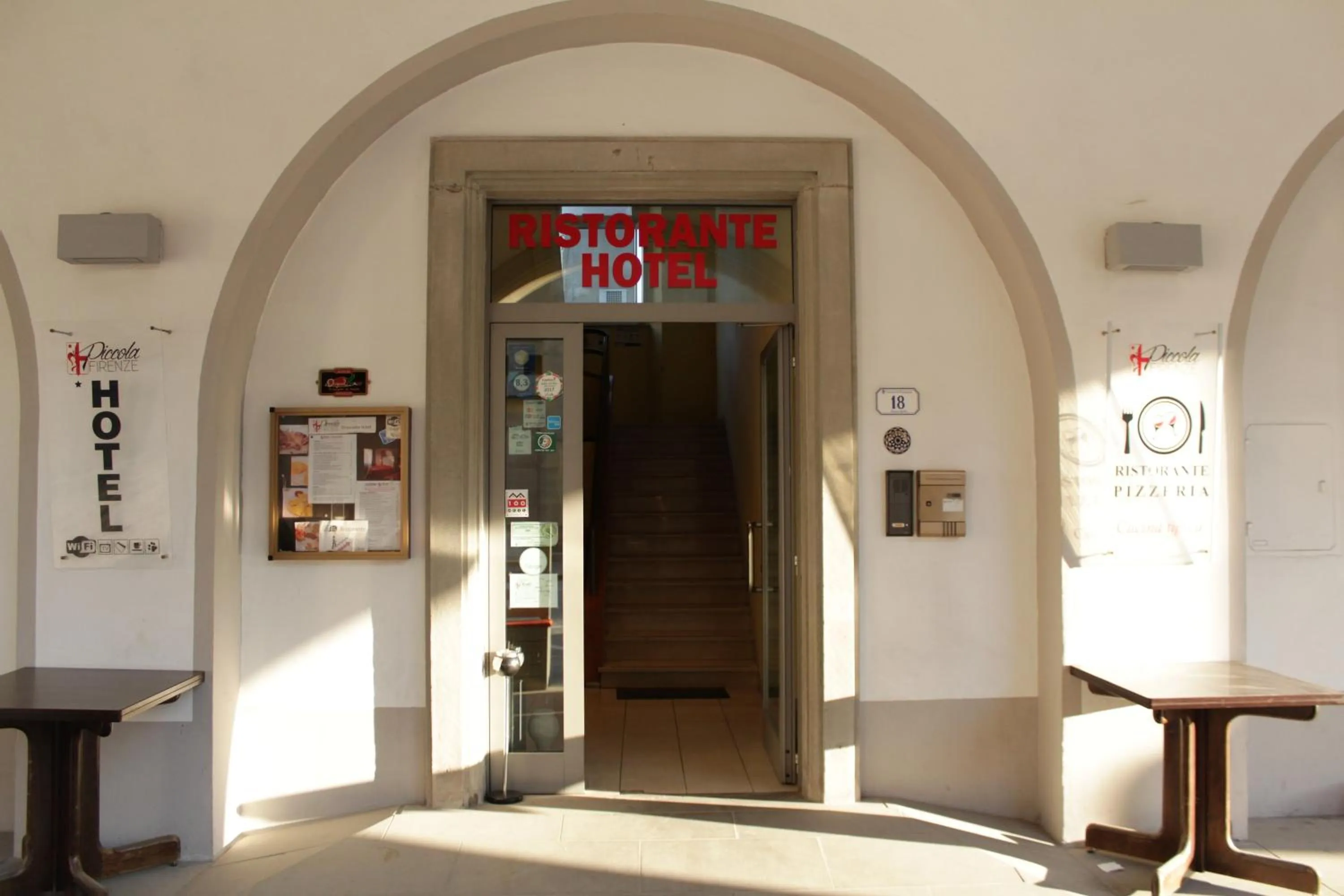 Property building in Hotel Piccola Firenze