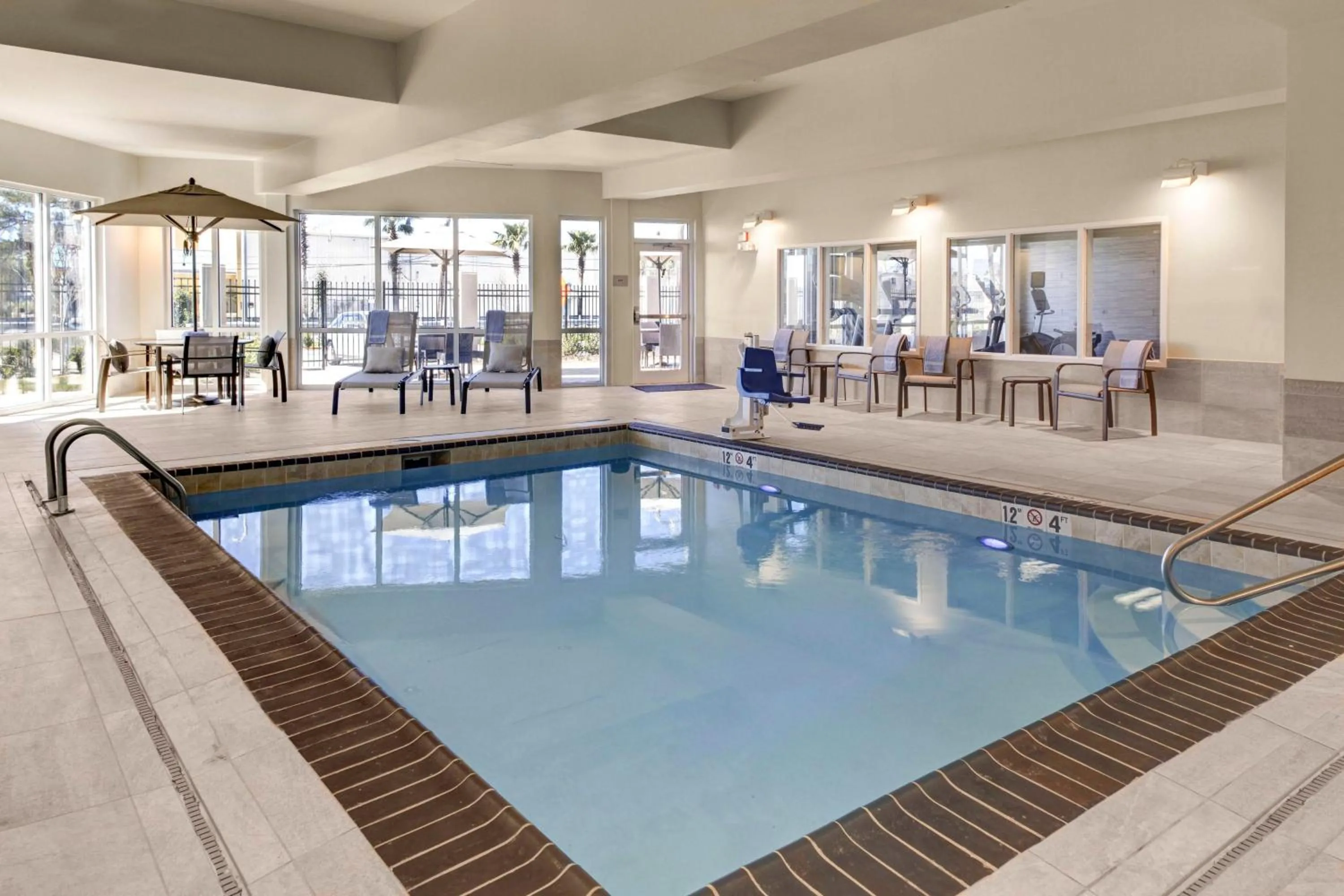 Swimming pool in Courtyard by Marriott New Orleans Westbank/Gretna