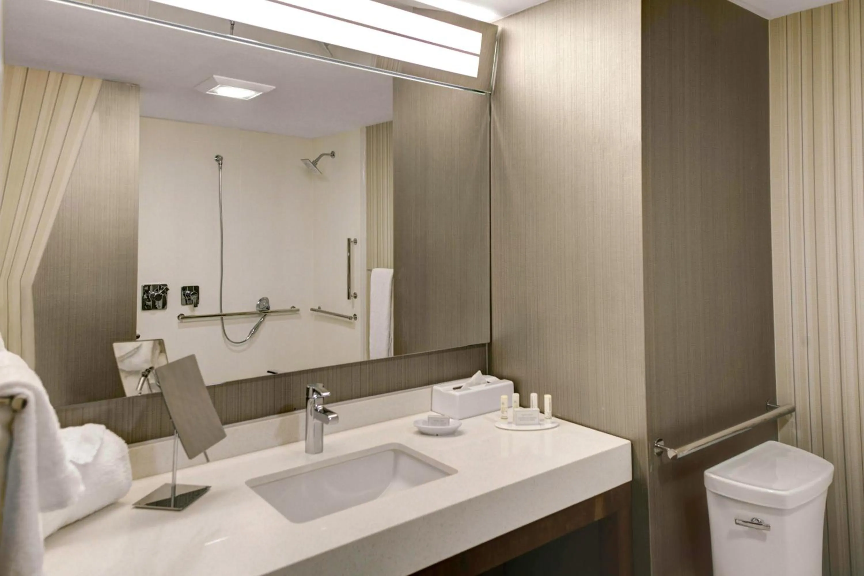 Bathroom in Courtyard by Marriott New Orleans Westbank/Gretna