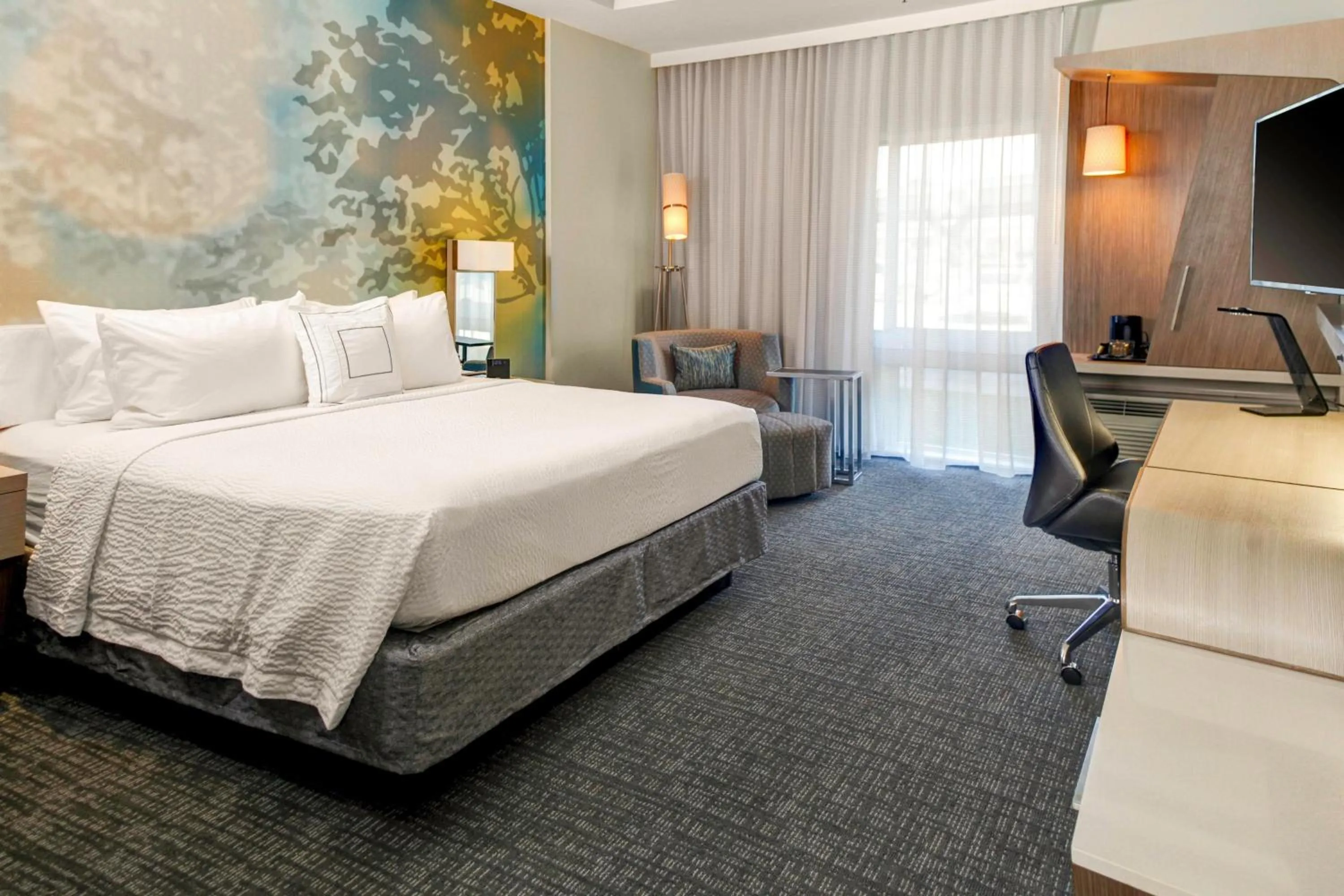 Photo of the whole room, Bed in Courtyard by Marriott New Orleans Westbank/Gretna