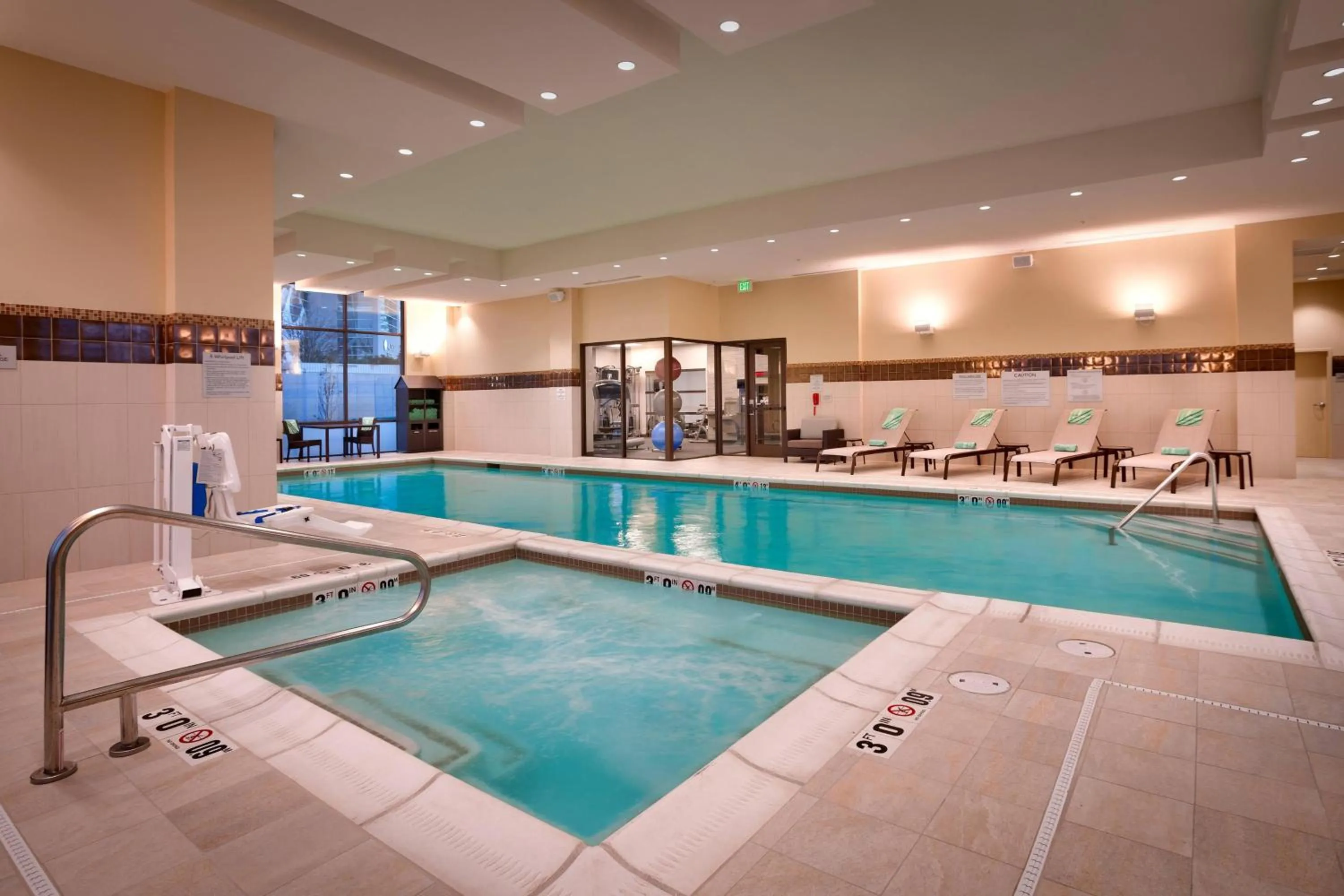 Swimming pool in Courtyard by Marriott Salt Lake City Downtown