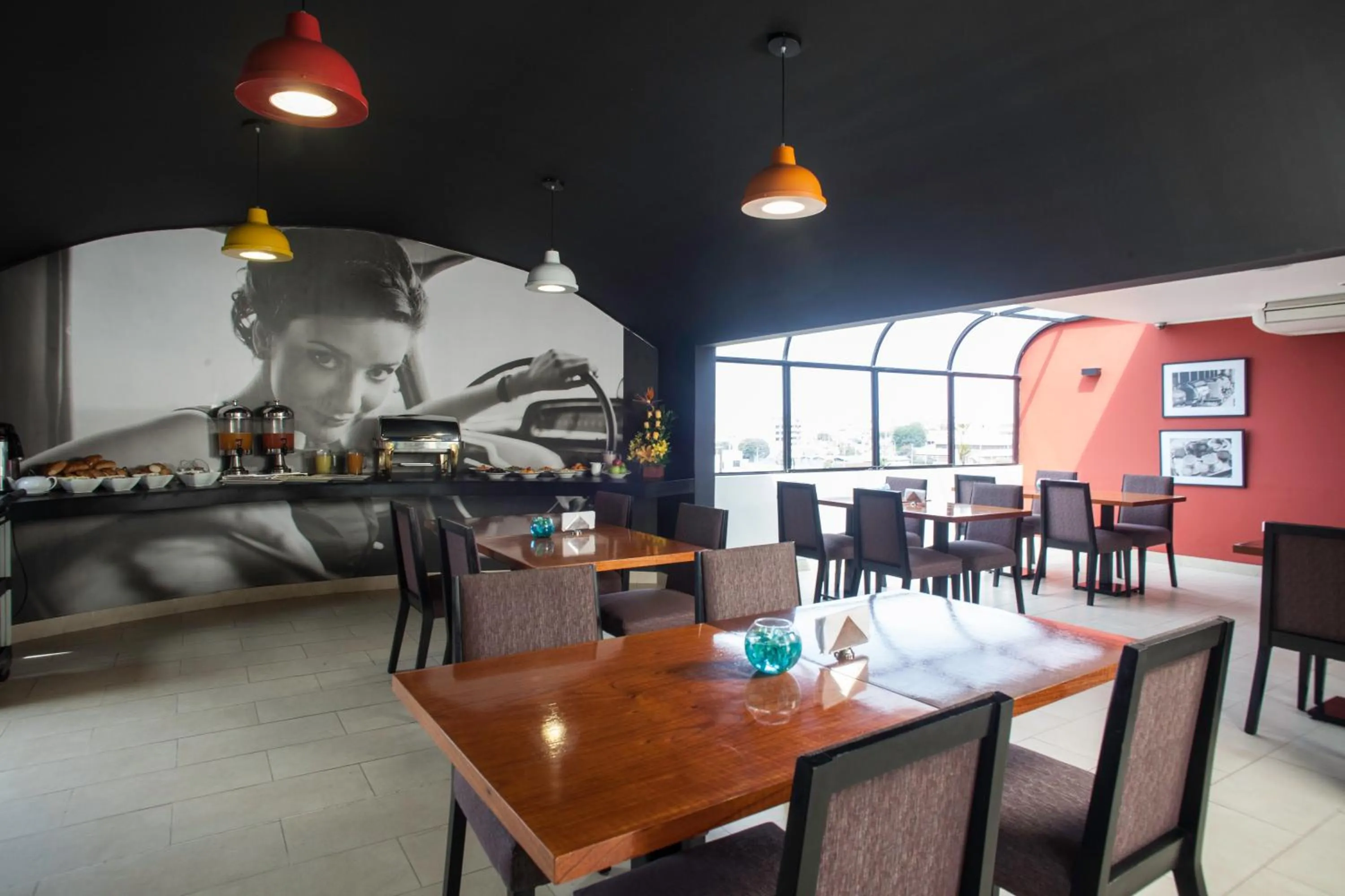 Restaurant/places to eat in Palmetto Hotel Business La Perla