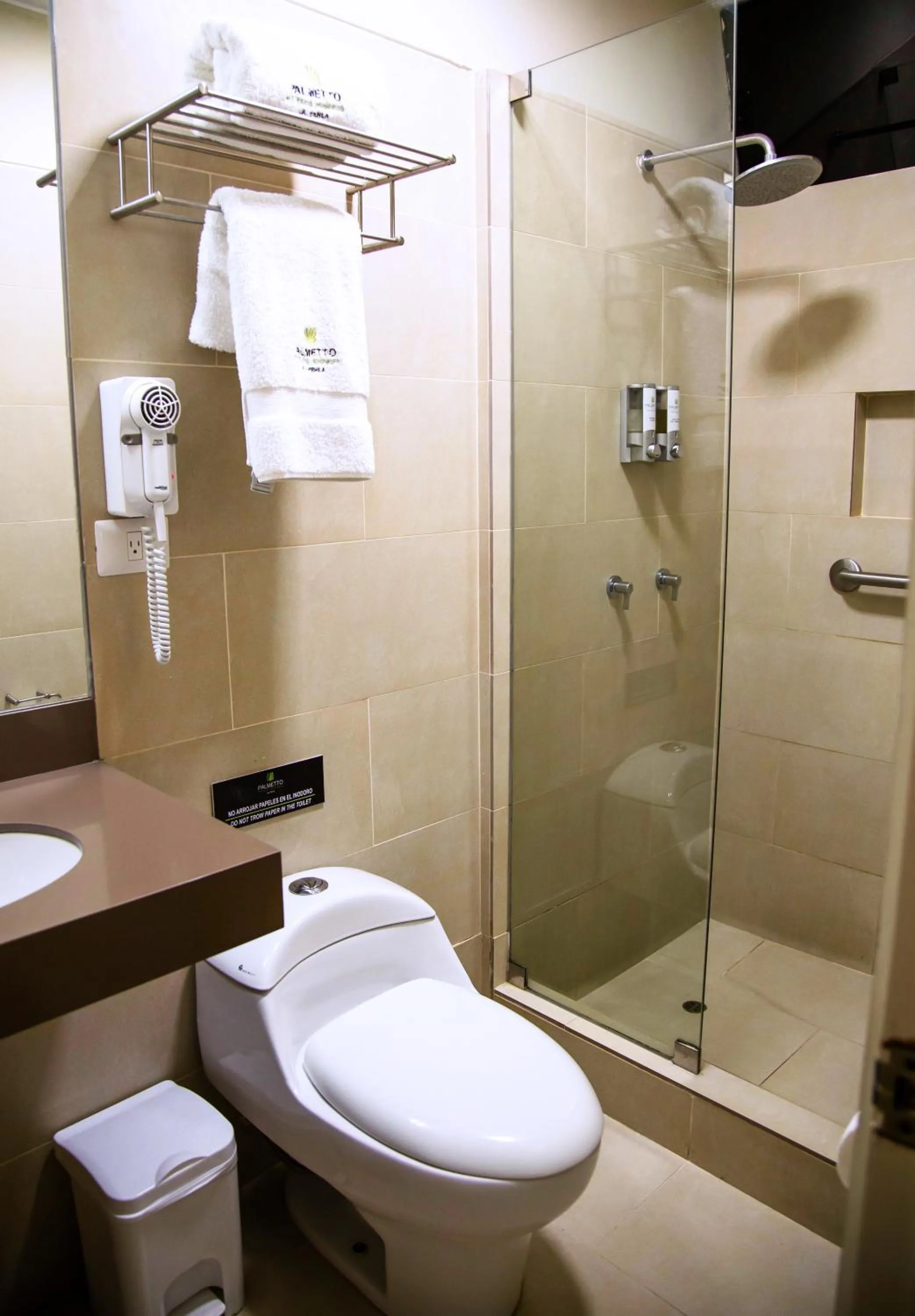 Toilet in Palmetto Hotel Business La Perla