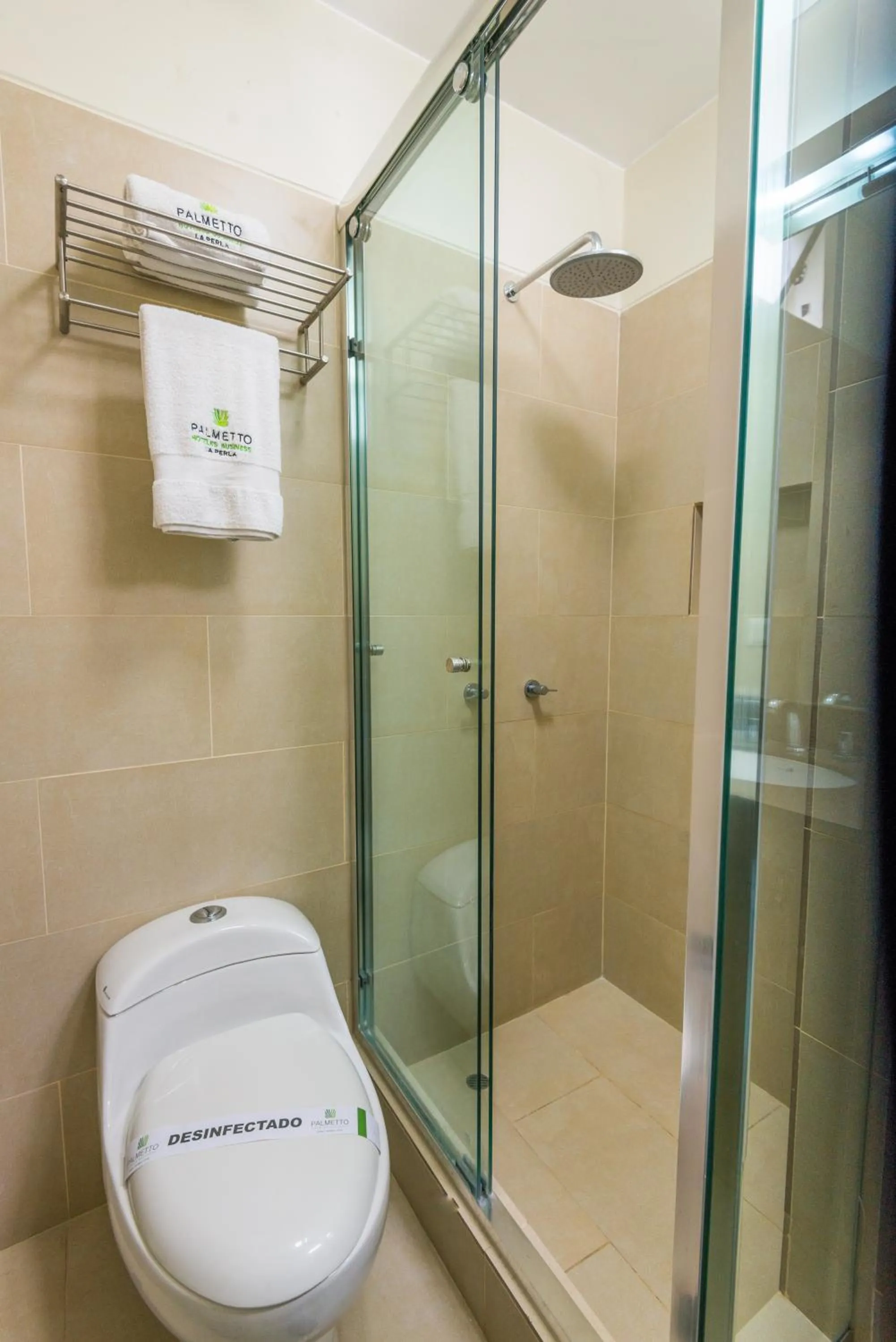 Shower in Palmetto Hotel Business La Perla