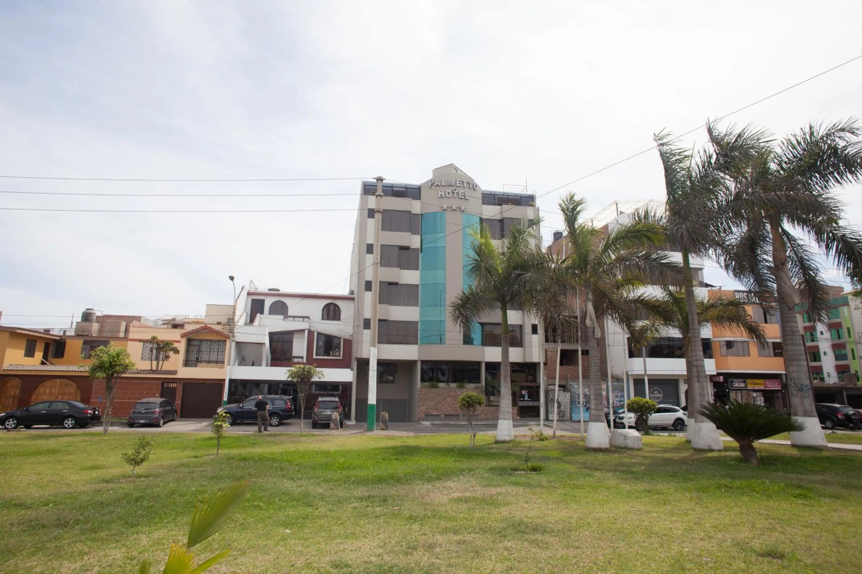 Property building in Palmetto Hotel Business La Perla