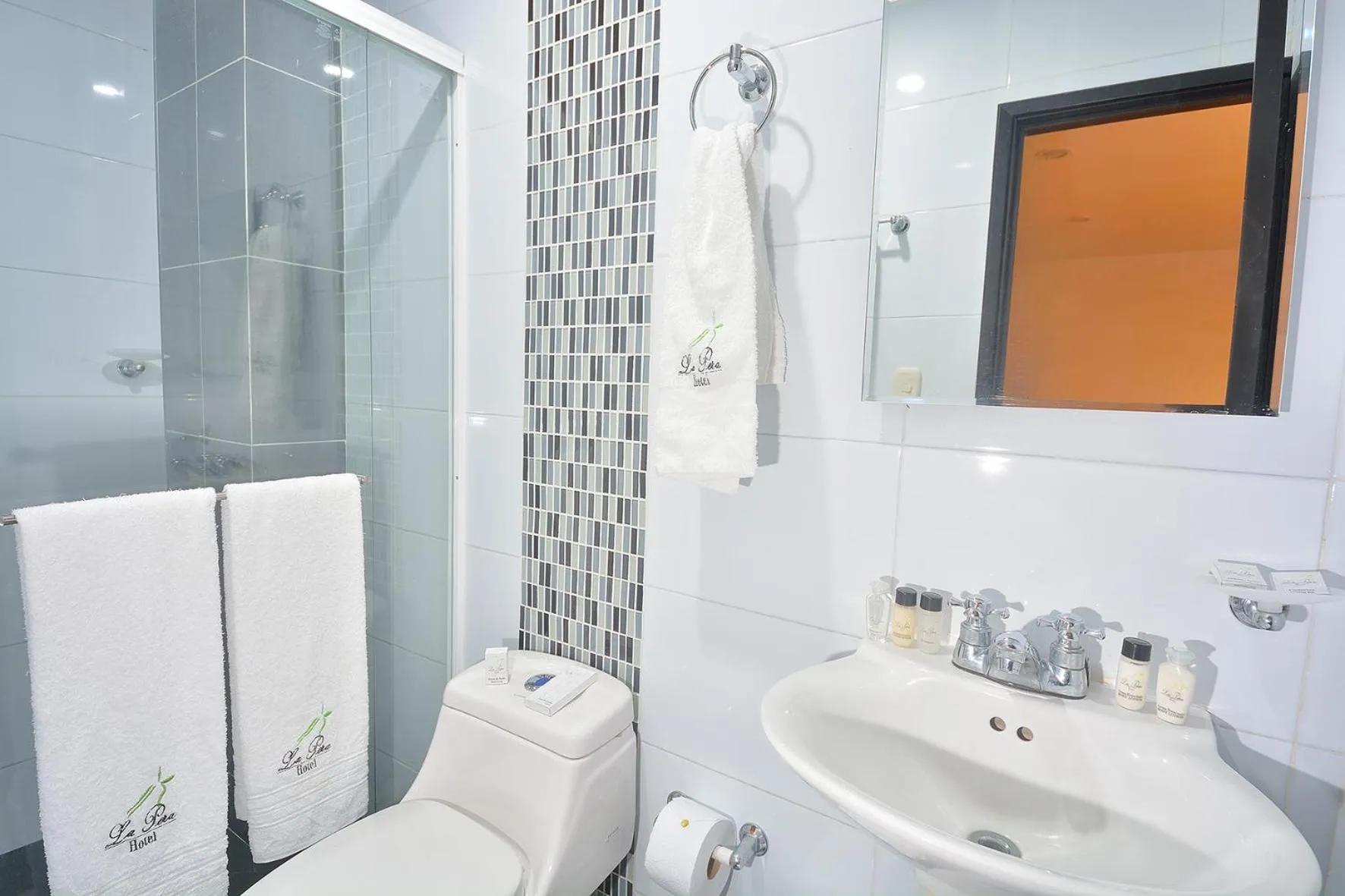 Bathroom in La Pera Hotel