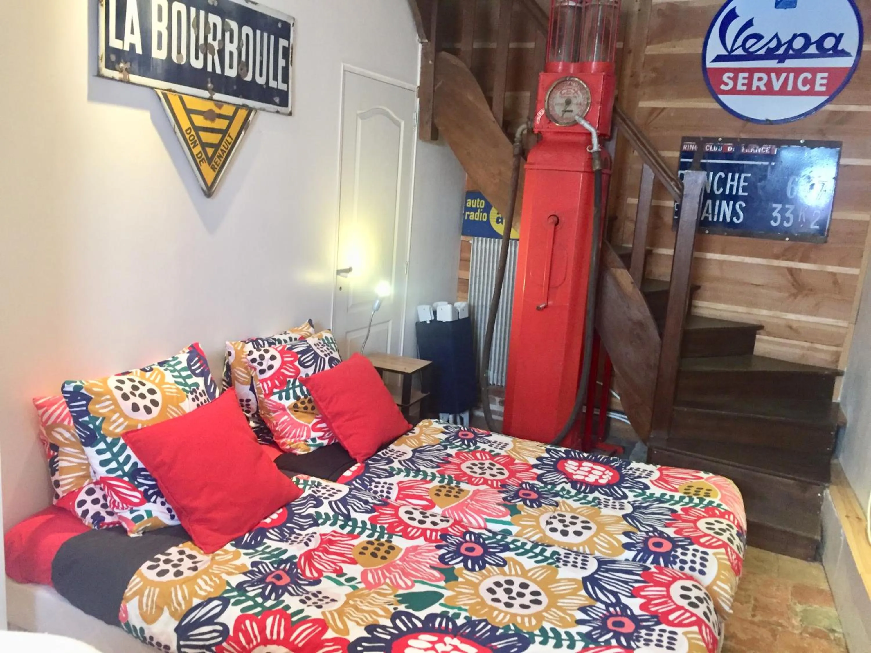 Photo of the whole room in Les Maitres Sonneurs