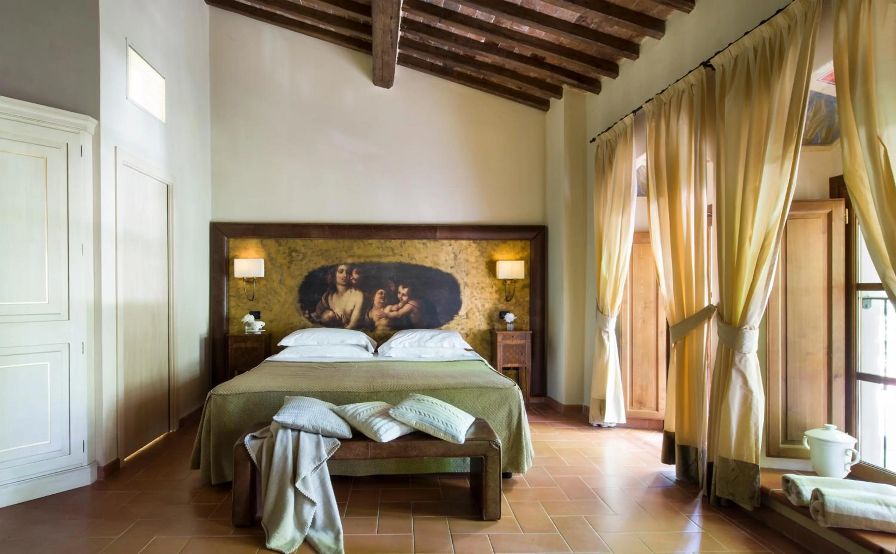 Decorative detail, Bed in Villa Campomaggio Resort & SPA