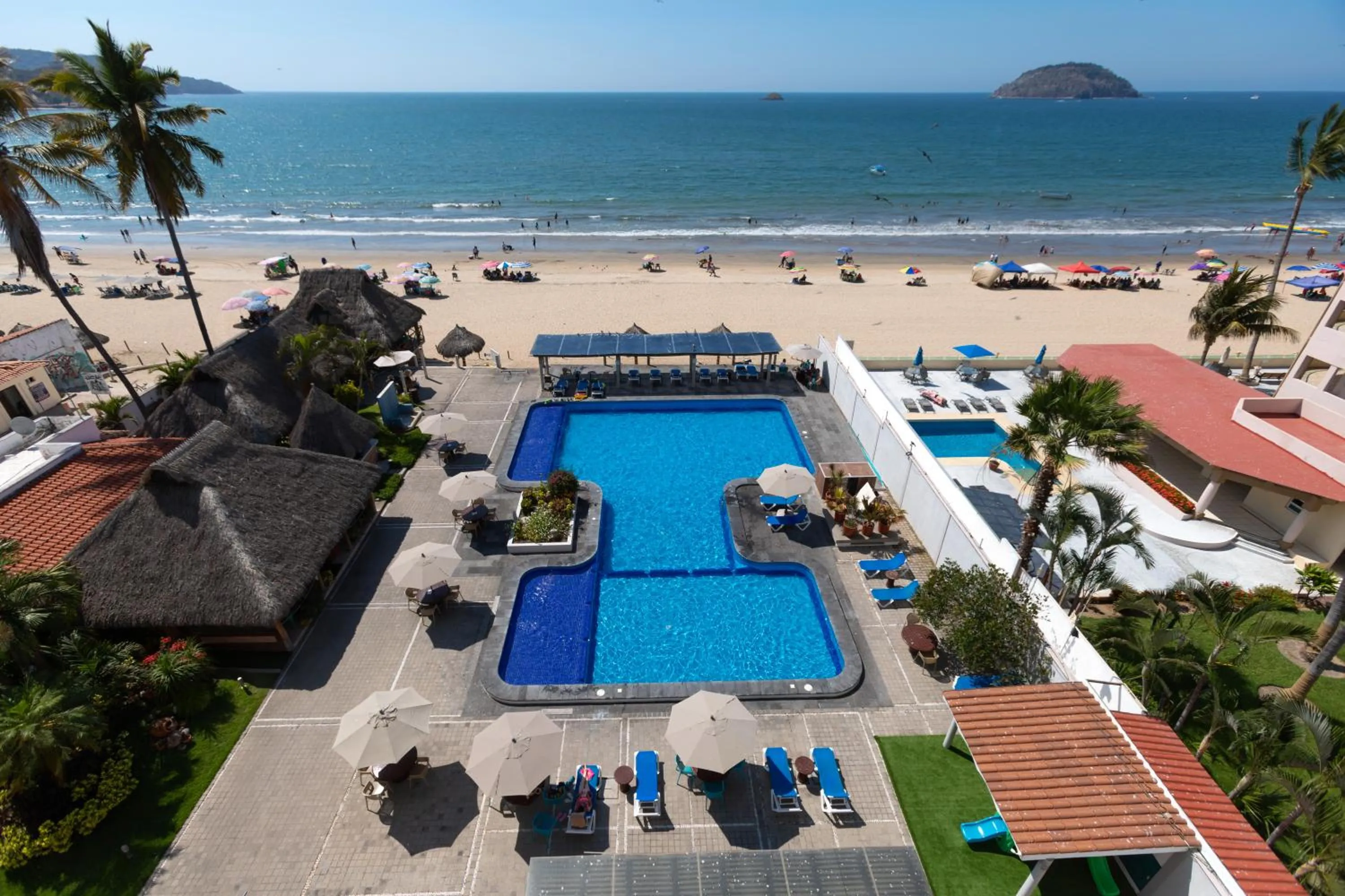 Day in Torreblanca Beach Hotel and Suites Guayabitos - Desayuno y Comida Incluido