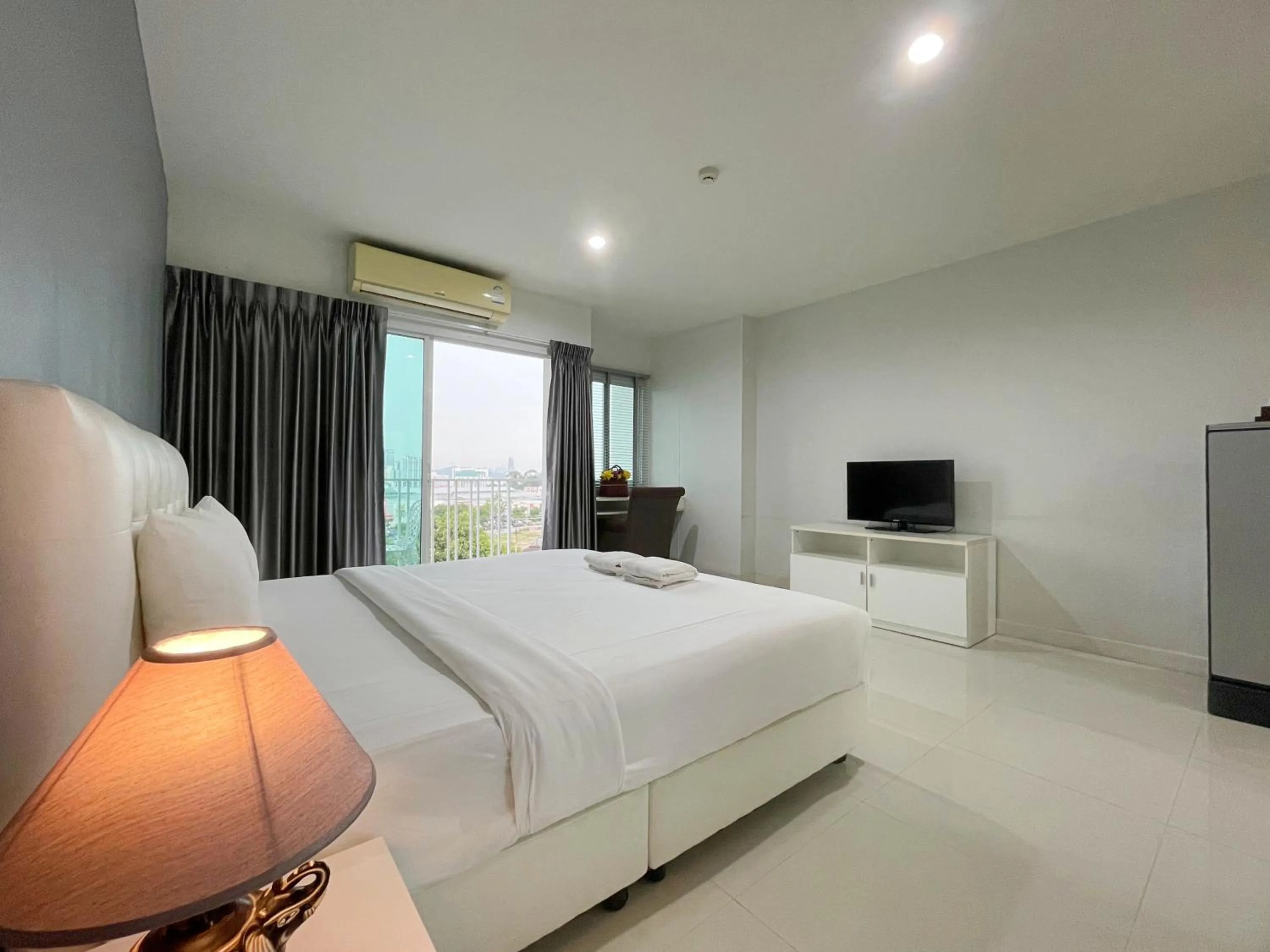 Bed in Baan Pattaya by Sabai