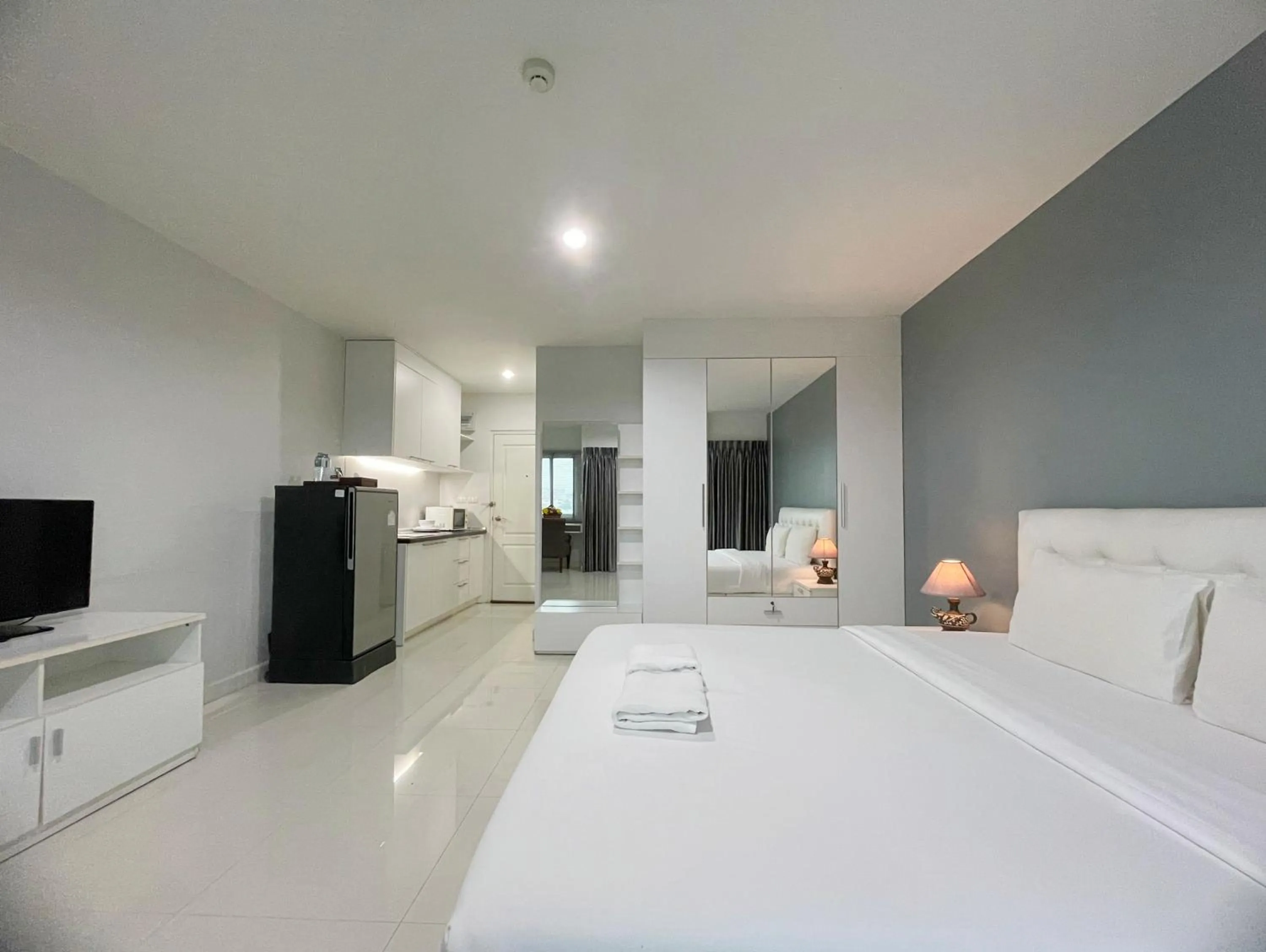 Photo of the whole room, Bed in Baan Pattaya by Sabai