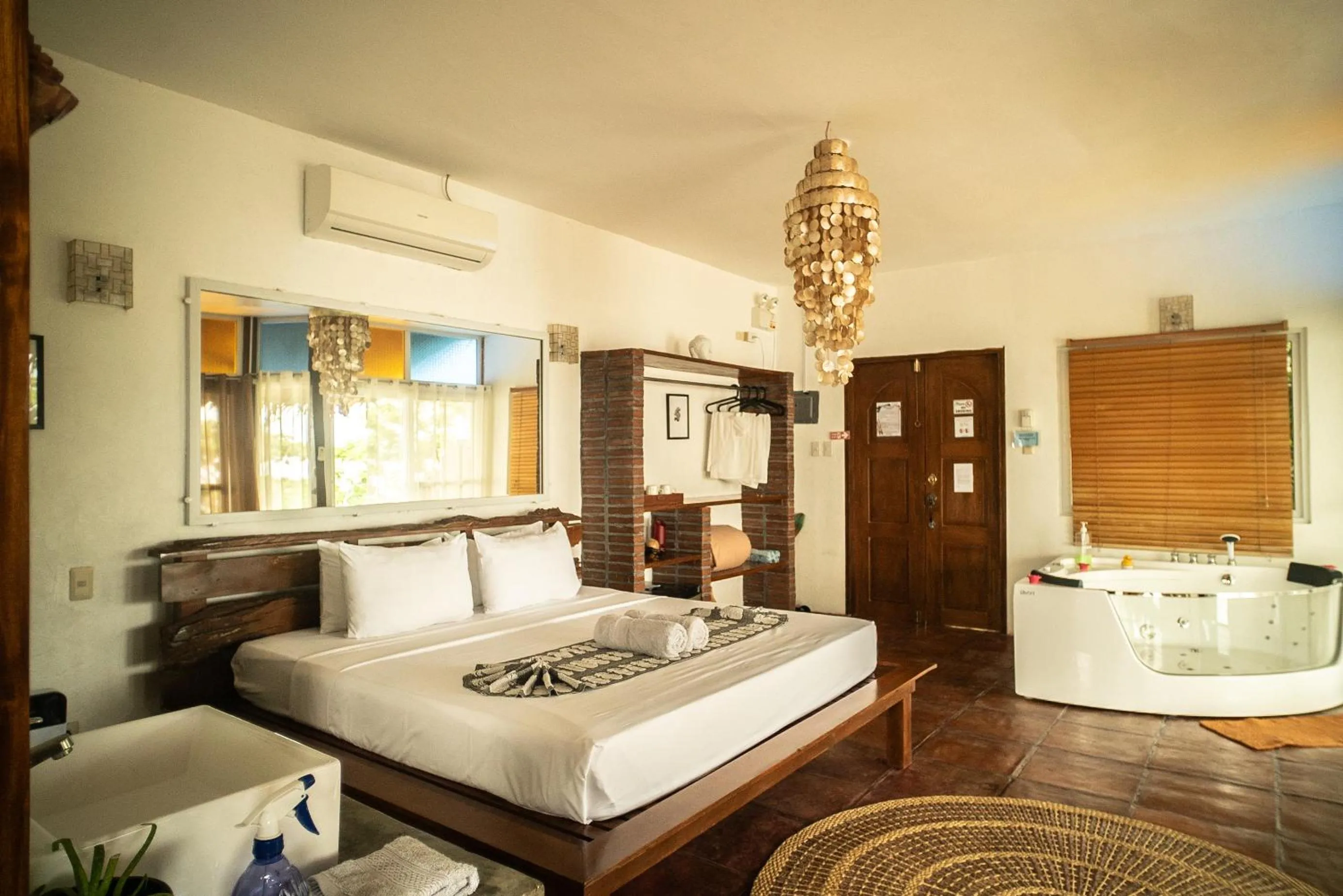 Photo of the whole room, Bed in Fantasy Lodge