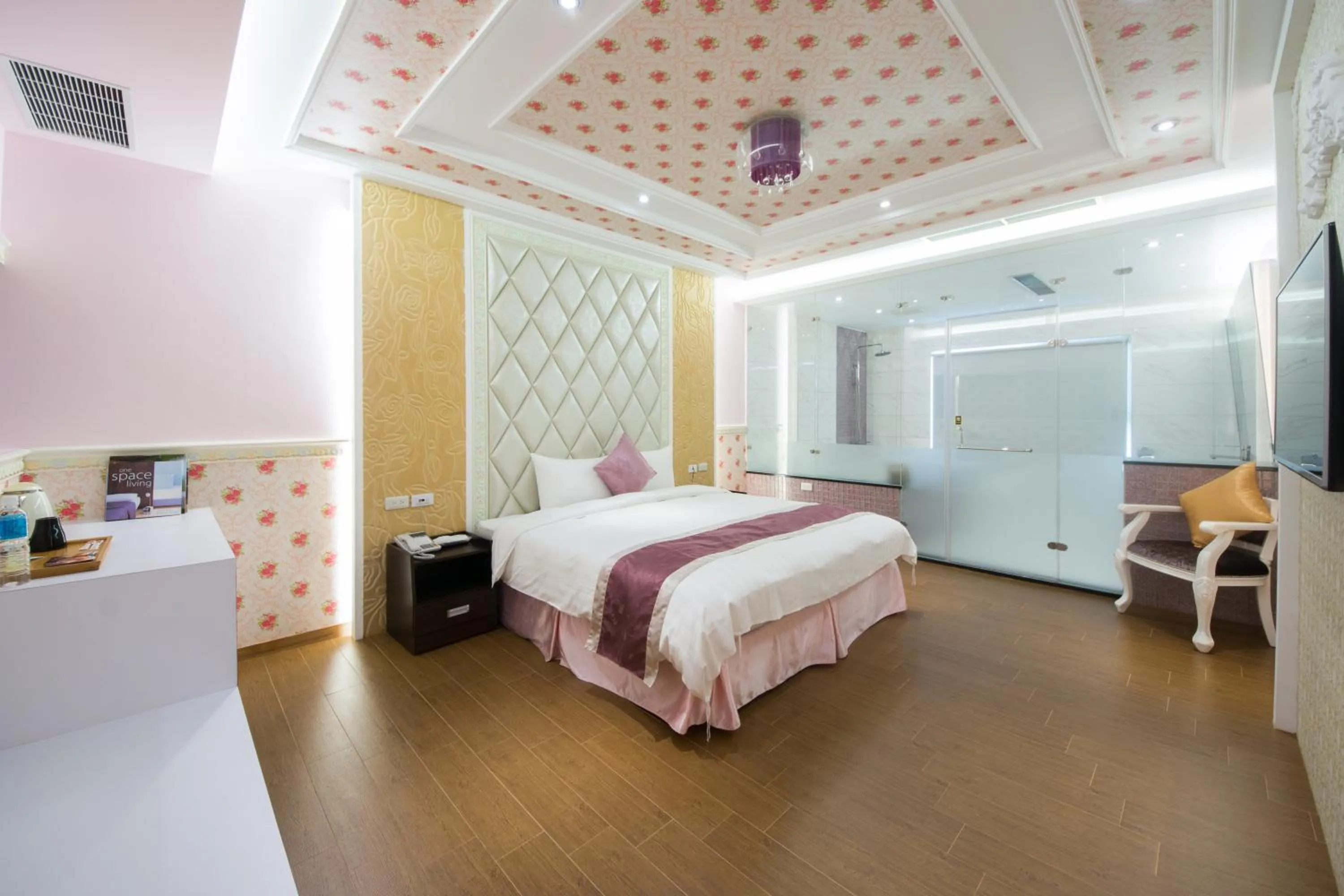 Photo of the whole room, Bed in Garden Spring Hotel