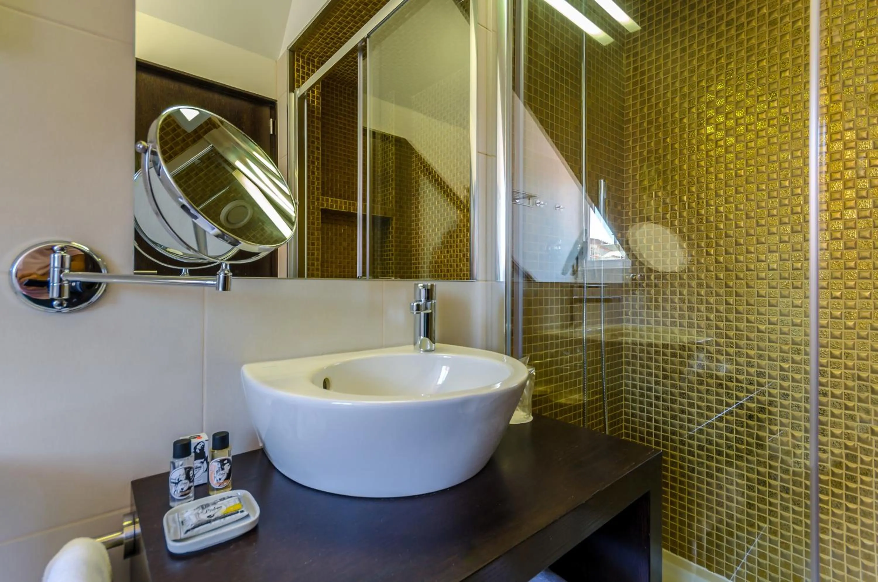 Bathroom in behotelisboa