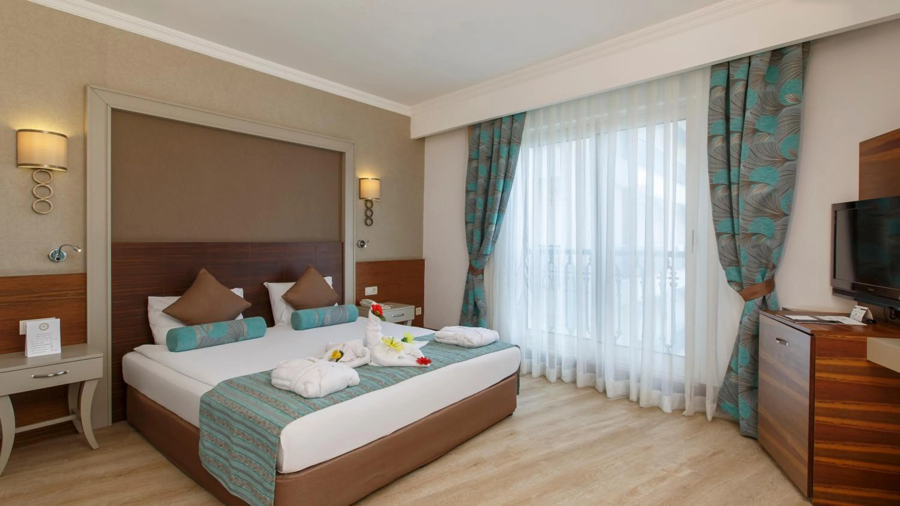 Bed in Side Crown Palace Ultra All Inclusive