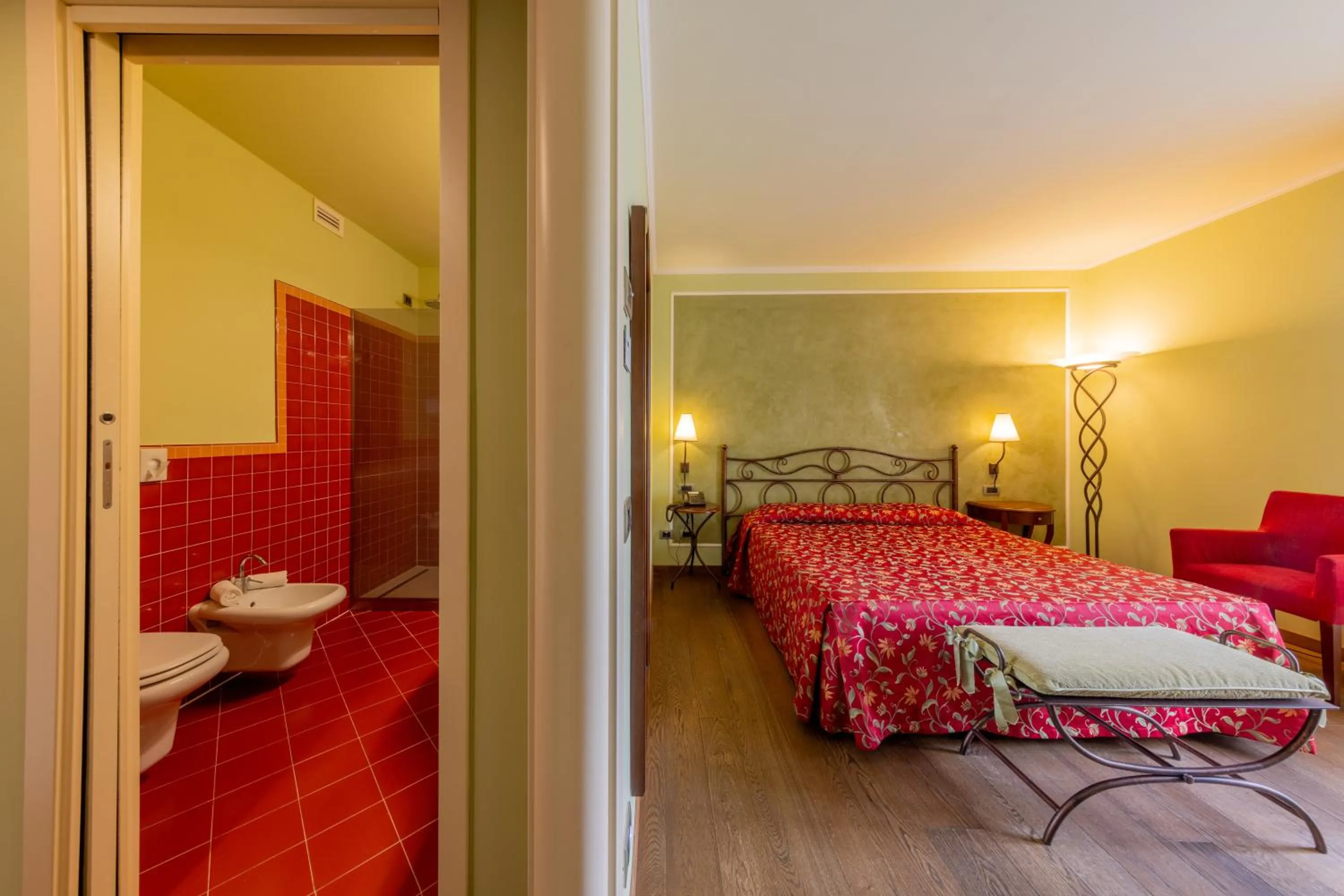 Bathroom, Bed in La Darsena Boutique Hotel & Restaurant