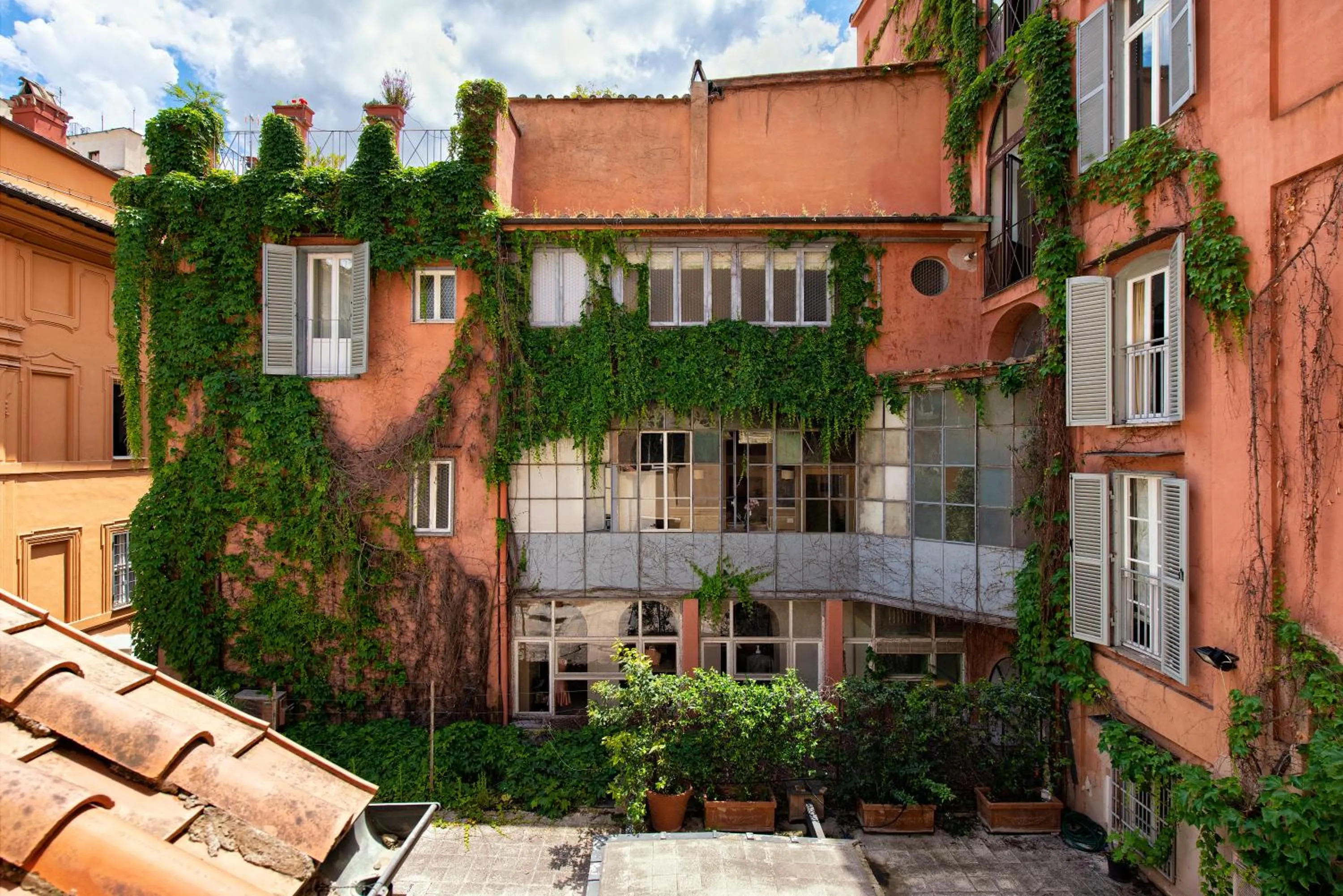 Inner courtyard view in Maison Evelina