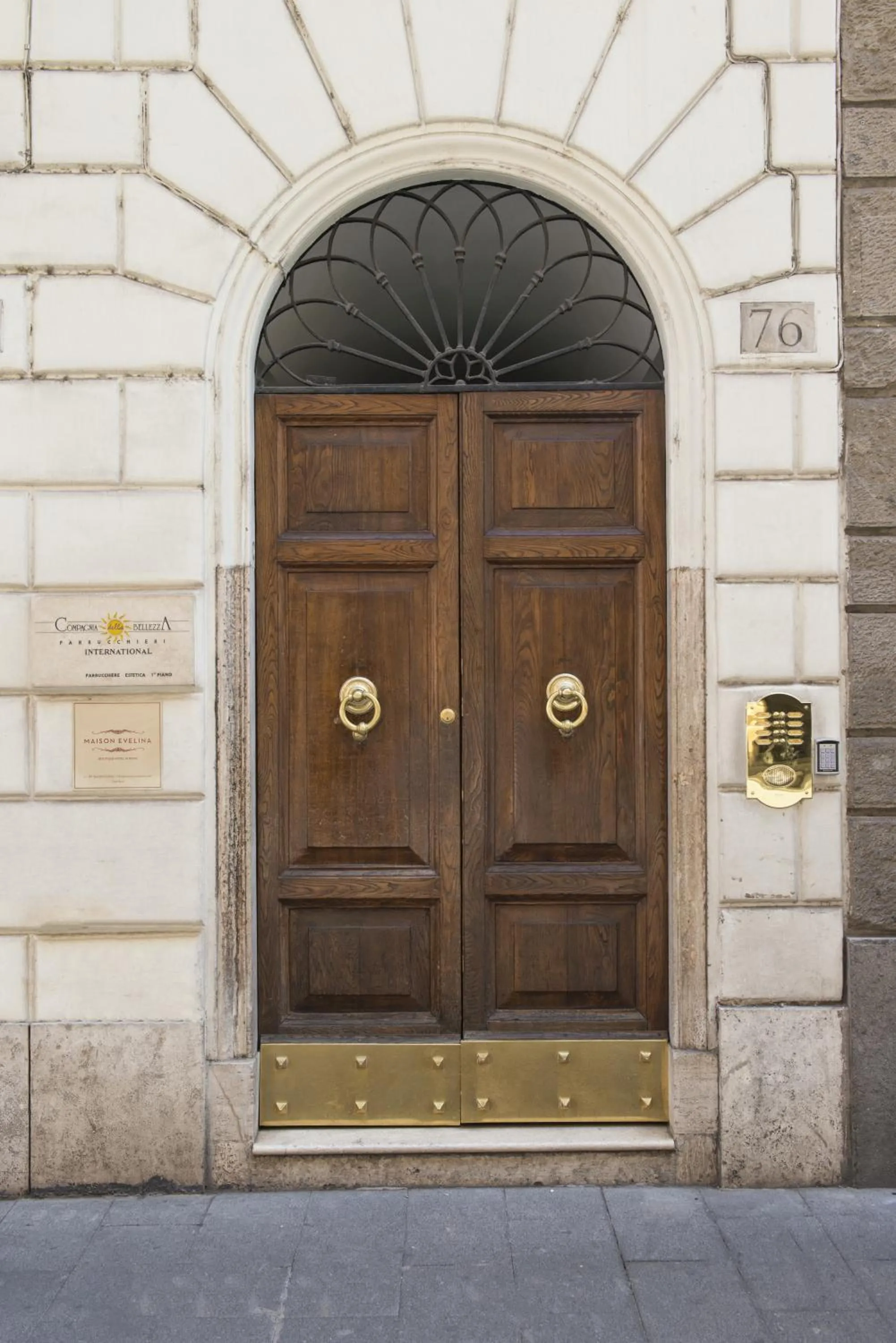 Facade/entrance in Maison Evelina