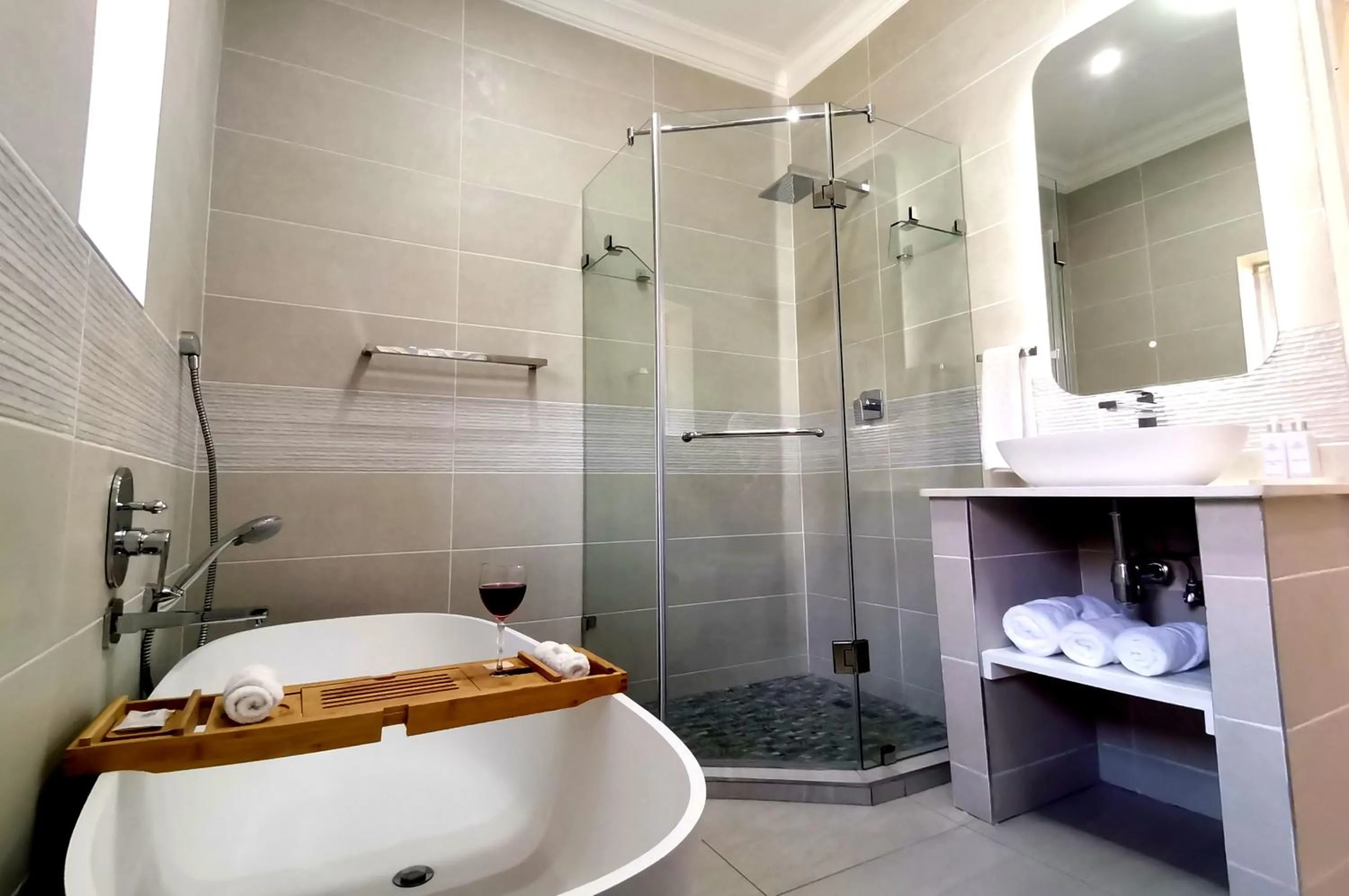 Shower in Royal Ridge Guesthouse