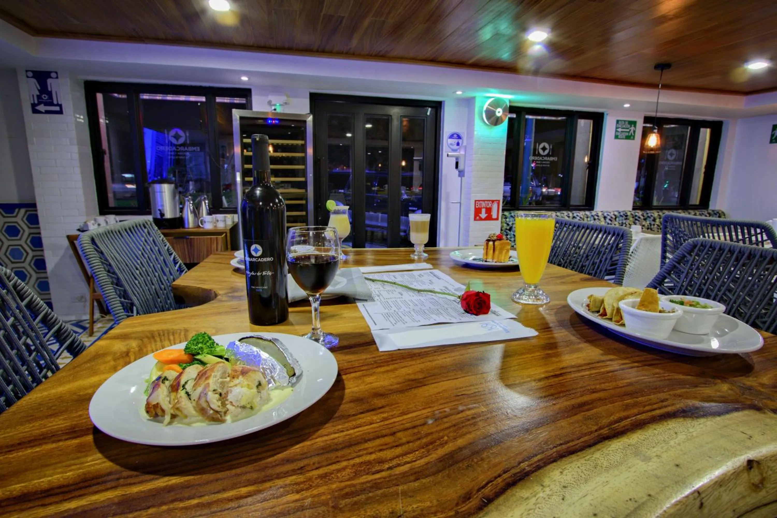 Restaurant/places to eat in La Pinta Hotel