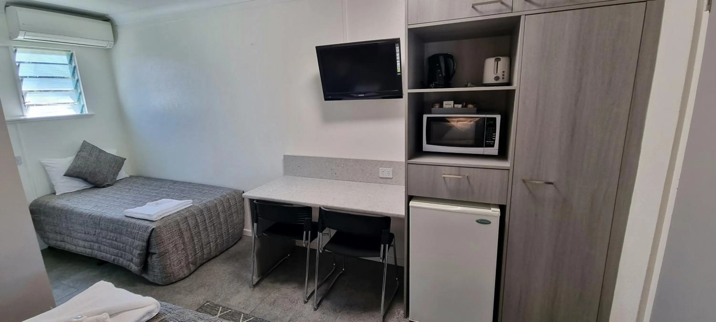 Photo of the whole room, Bed in Y Motels Kingaroy