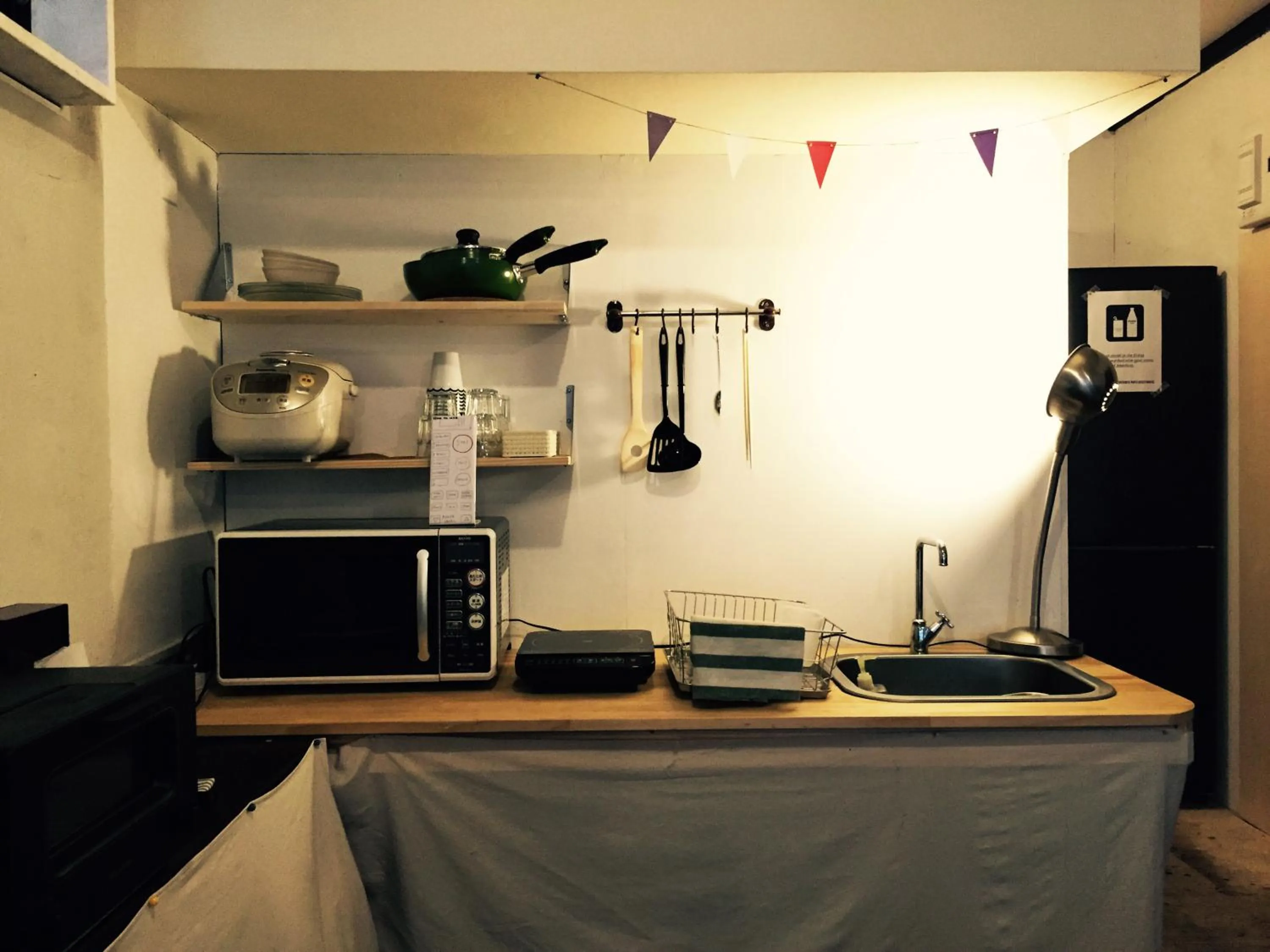 Communal kitchen in Bacchus Kofu Guesthouse