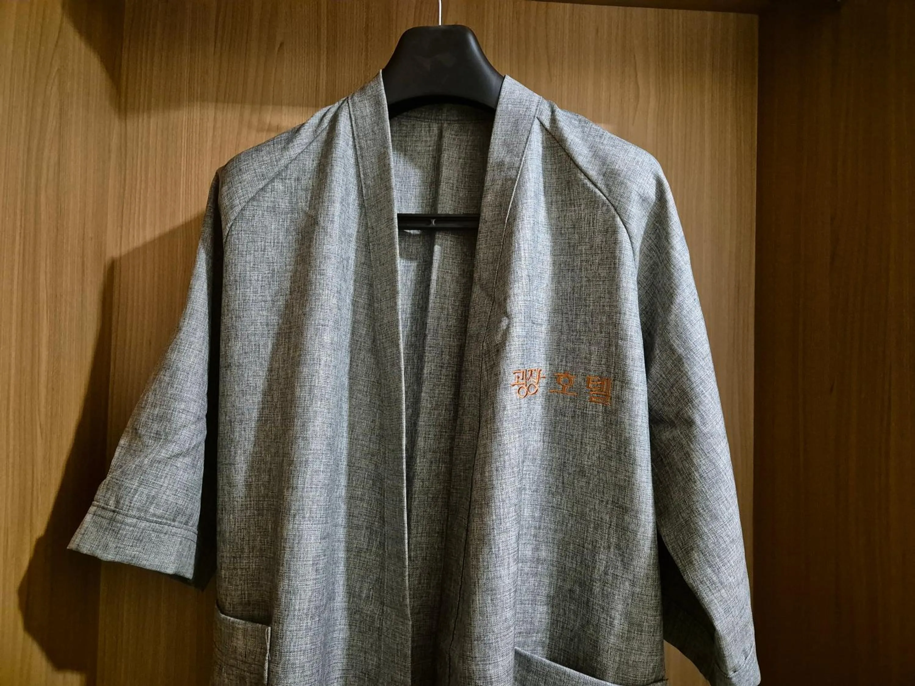 wardrobe in Gwang Jang Hotel